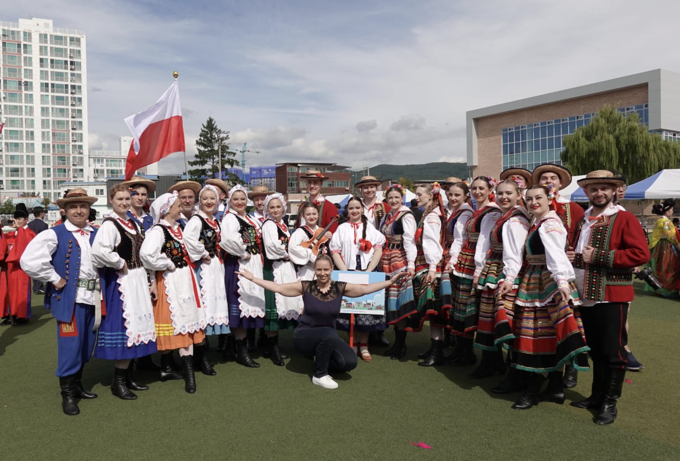 Zdjęcie grupowe tancerzy z ekipy wyjazdowej wraz z choreografem