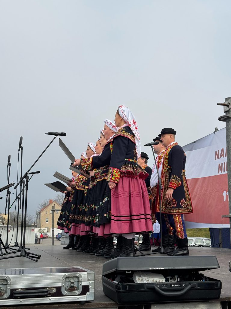 Grupa wokalna na scenie w trakcie występu