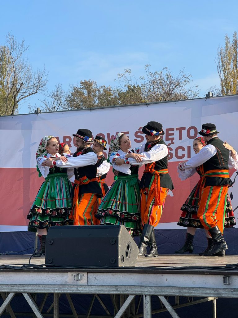 Tancerze w strojach łowickich w trakcie występu na scenie
