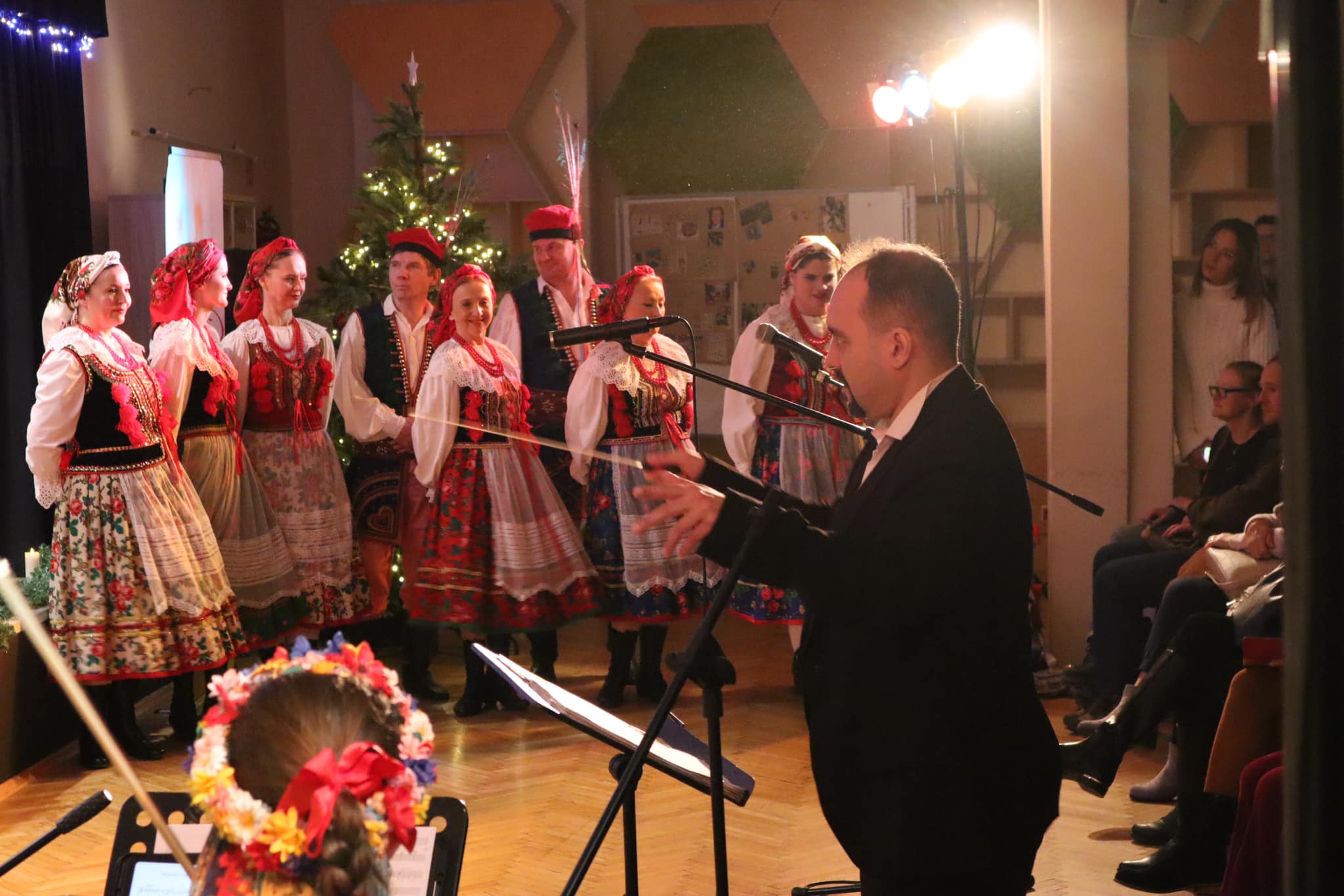 zdjęcie z widowni - dyrygent i grupa wokalna