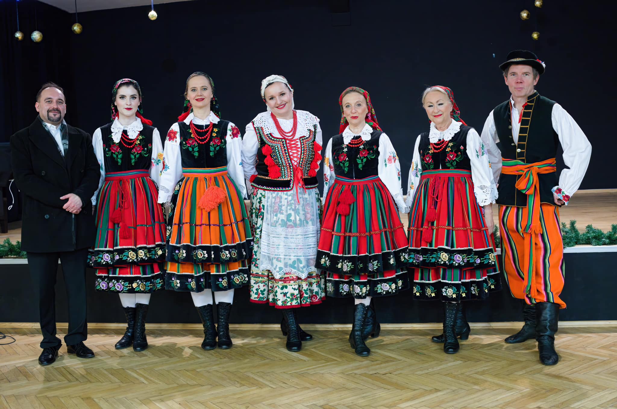 grupa wokalna po koncercie, wraz z dyrygentem
