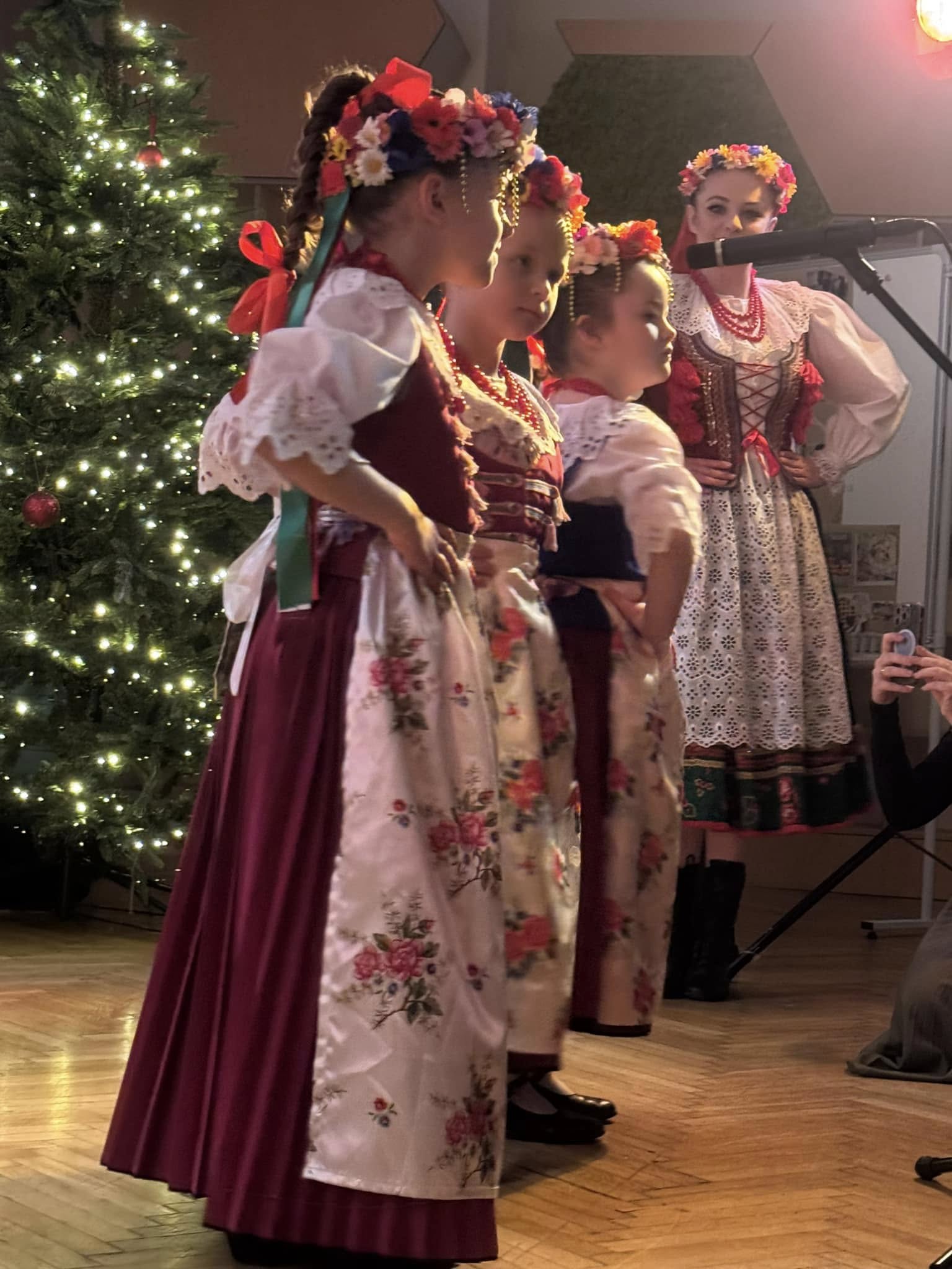 dzieci w strojach górnośląskich