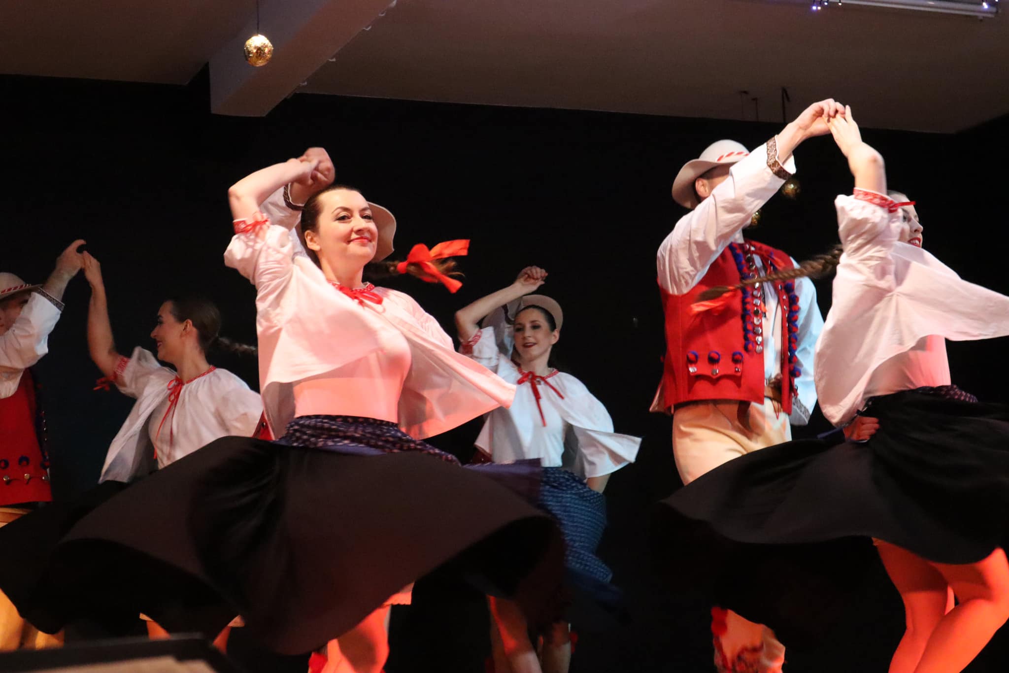 Zdjęcie ze sceny - tańce górali beskidu śląskiego