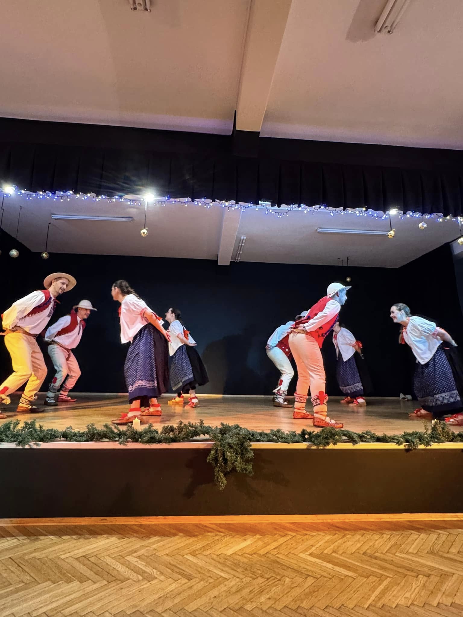 Zdjęcie ze sceny - tańce górali beskidu śląskiego