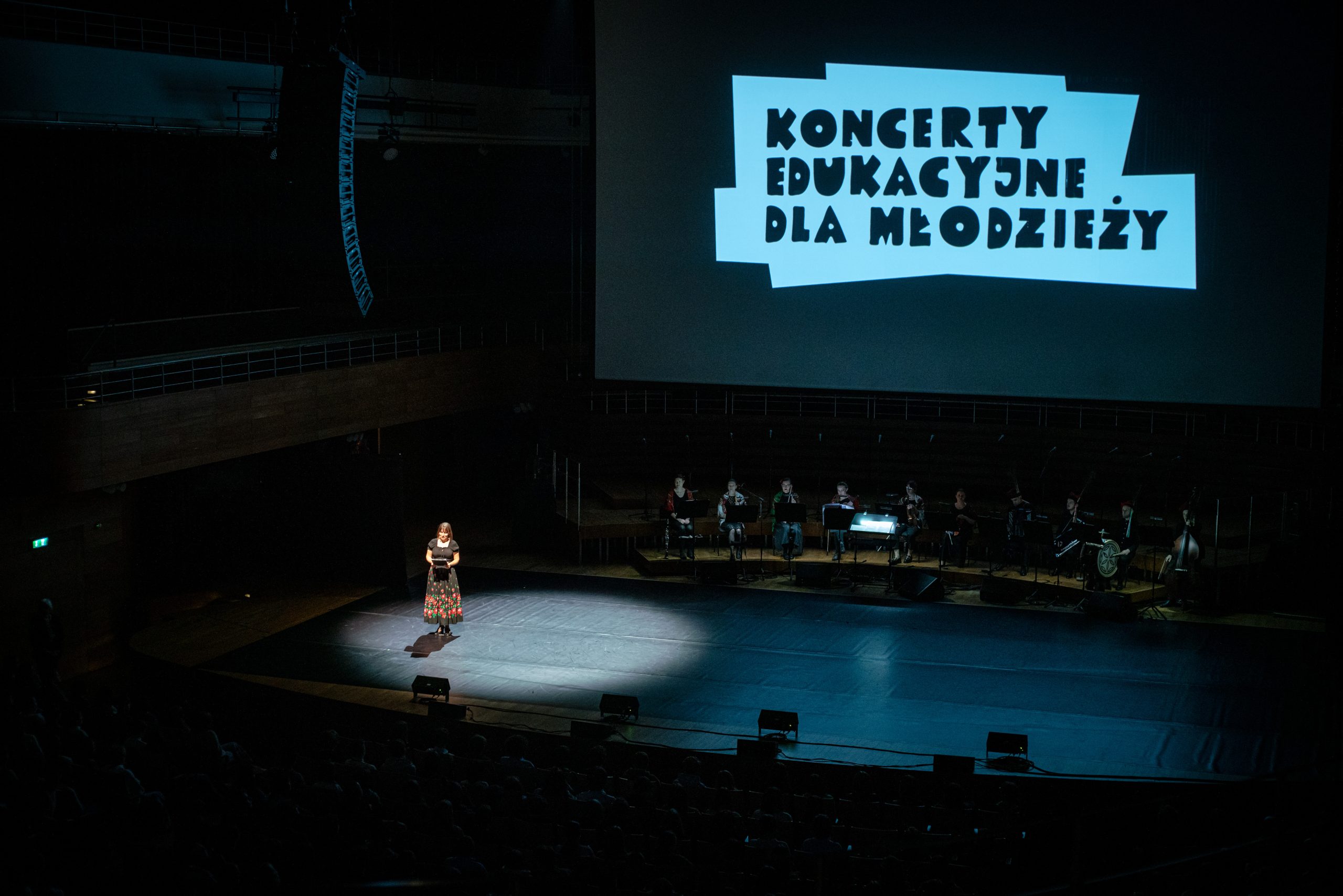 Koncert "Polskie tańce narodowe" - scena i prowadząca