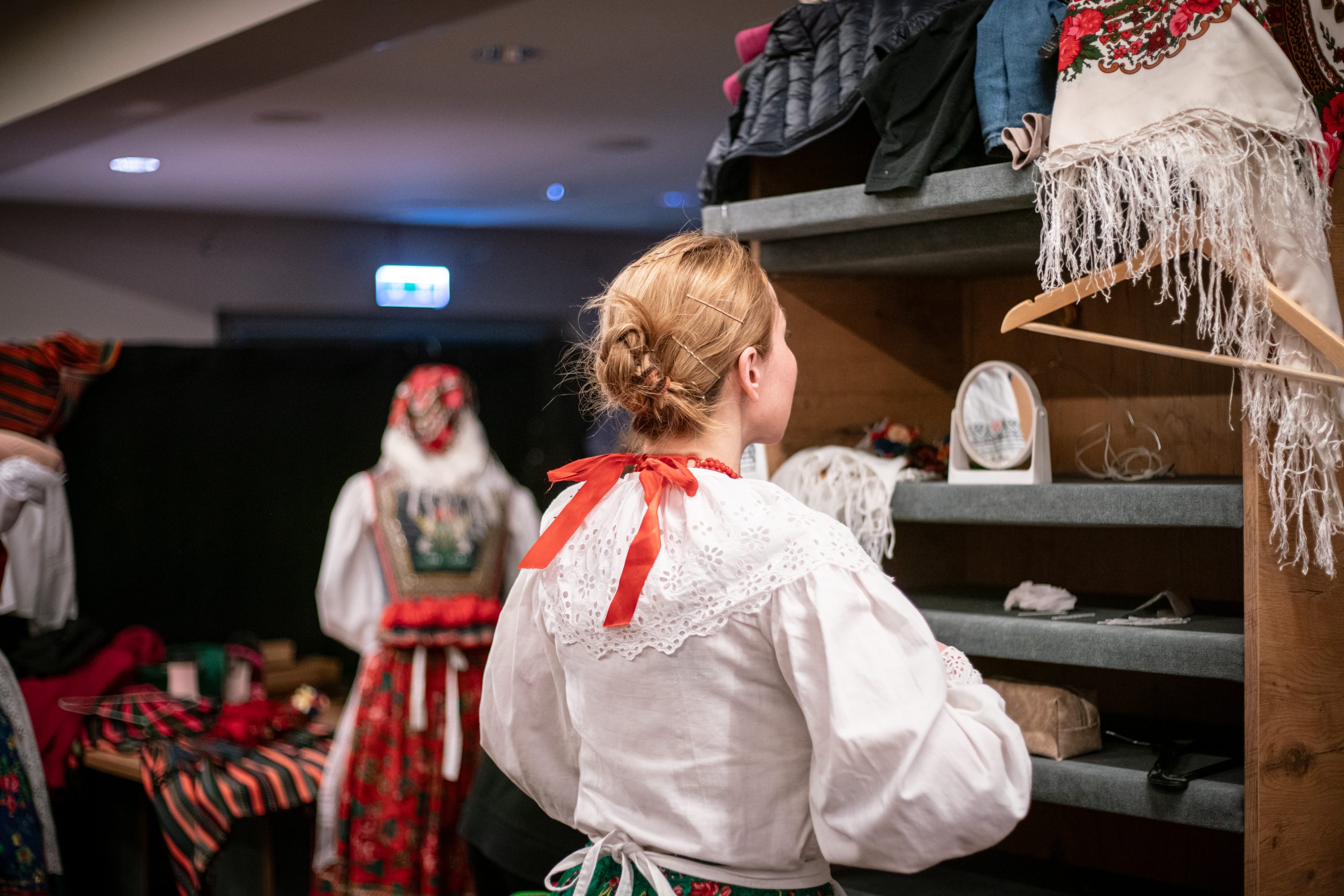 kulisy - poprawki po przebiórkach do strojów krakowskich