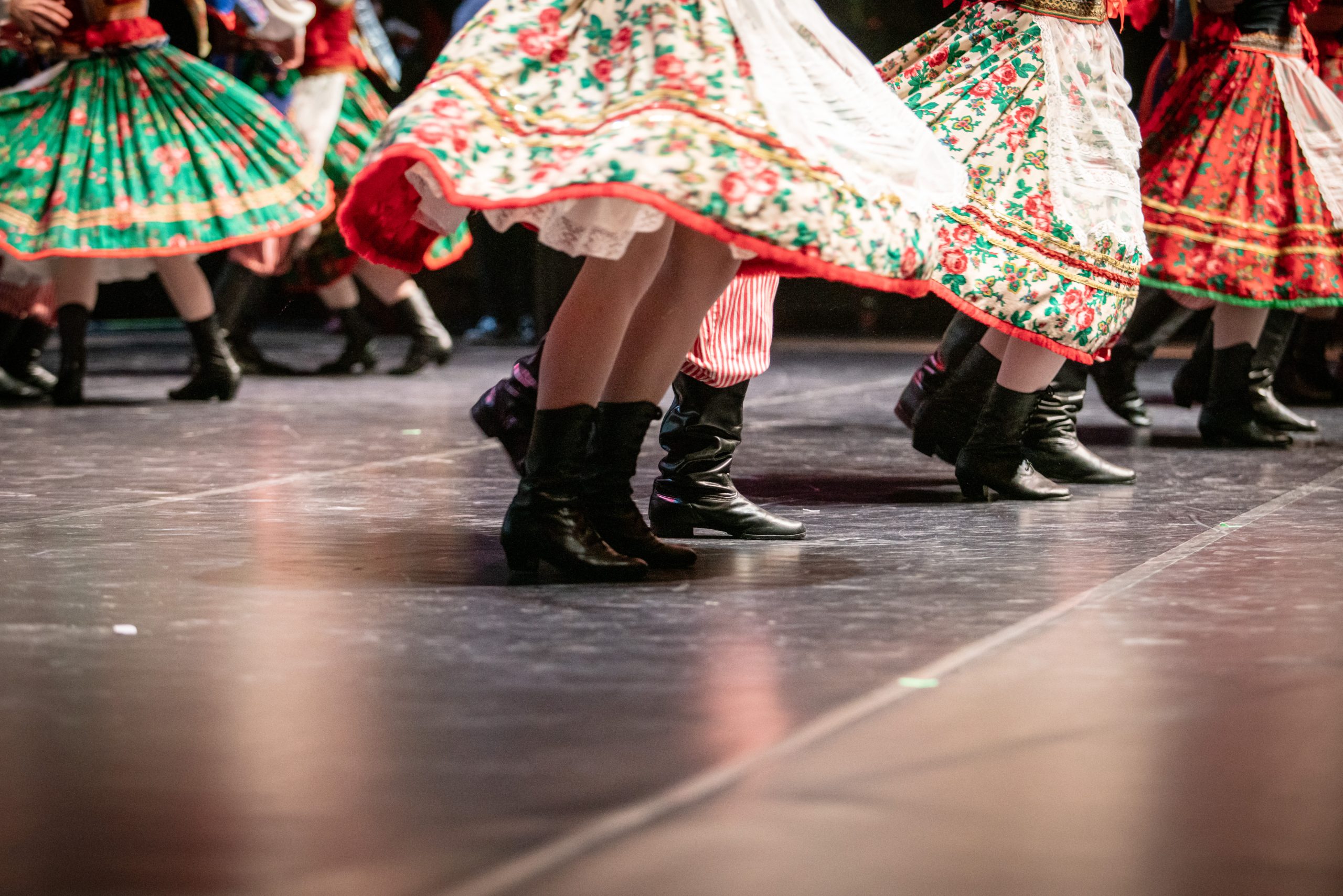 Koncert "Polskie tańce narodowe" - krakowiak - zbliżenie na nogi