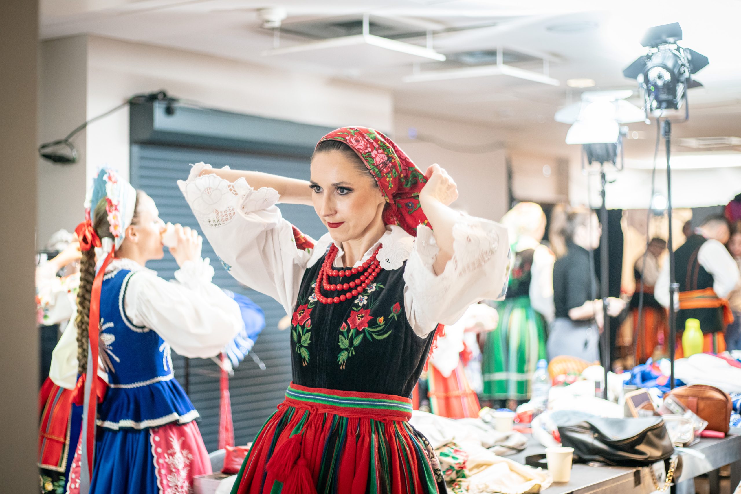 kulisy - poprawki w strojach łowickich