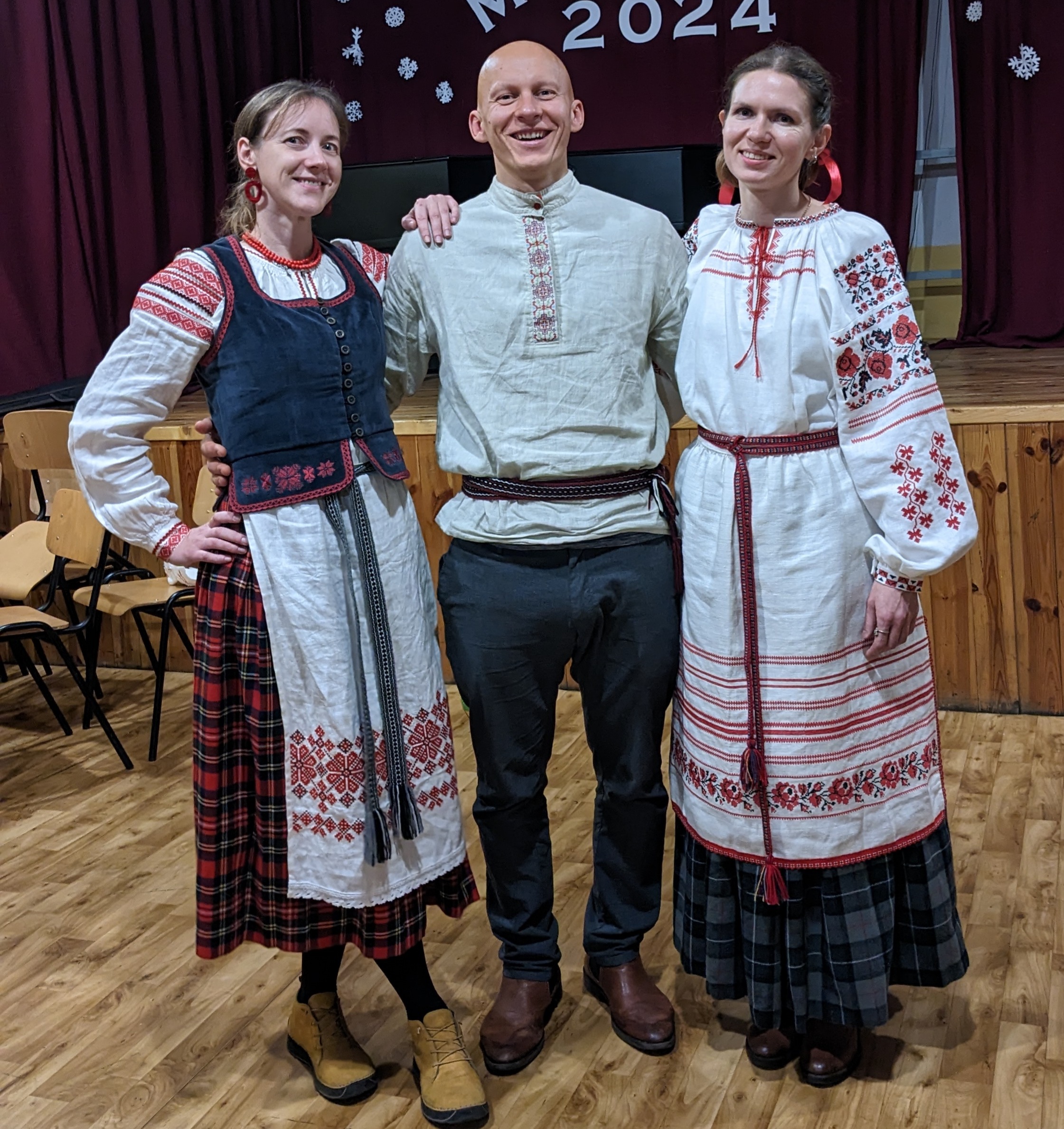 zdjęcie grupowe - 3 osoby z zespołu wieś białoruska