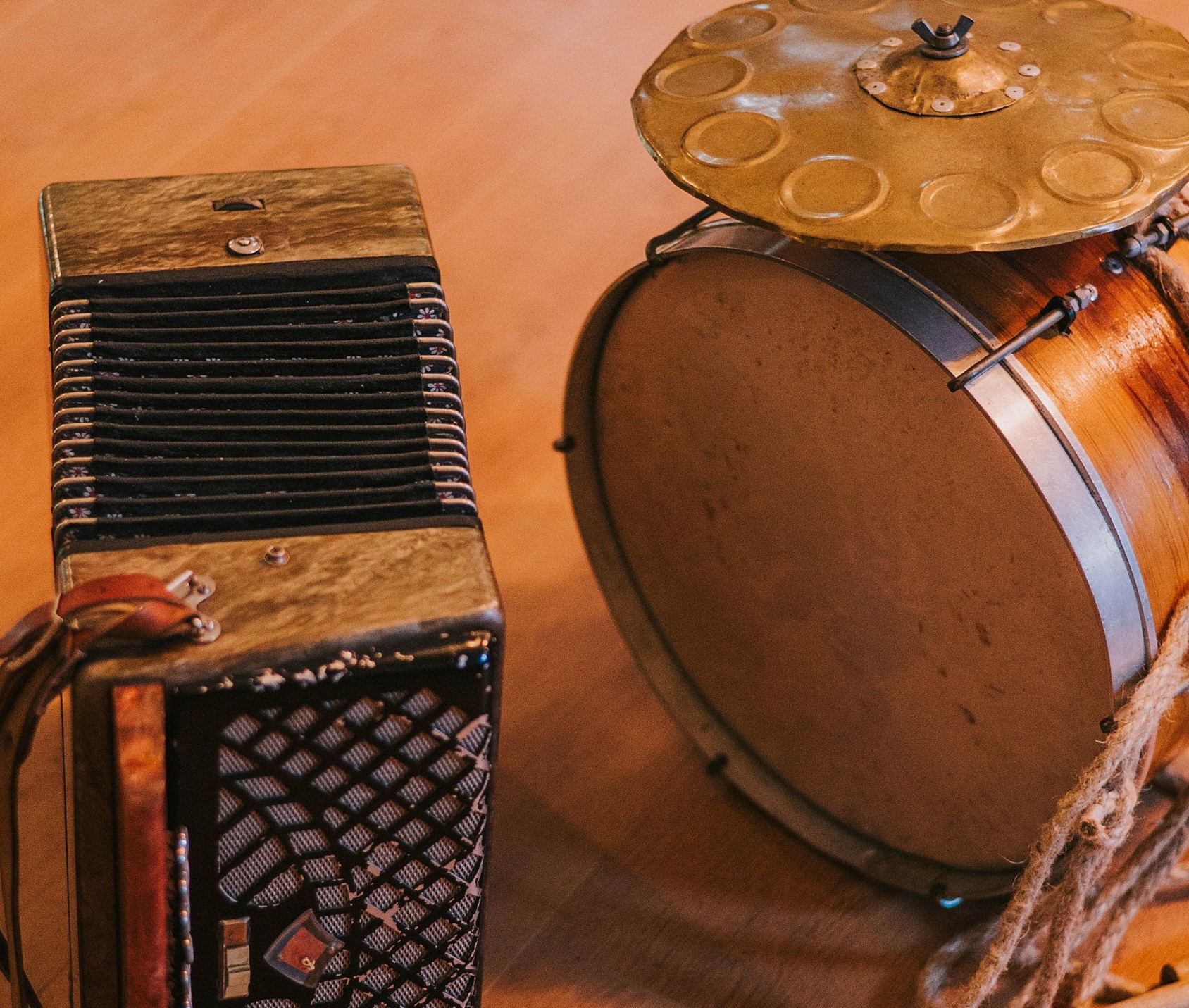 instrumenty ludowe - baraban i akordeon