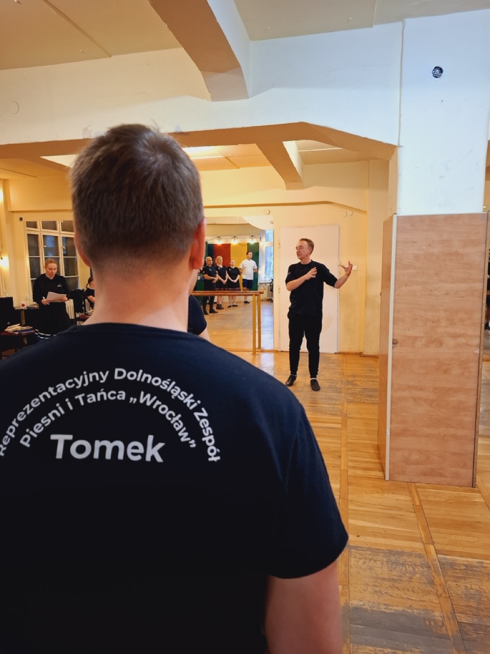 dorośli słuchający instruktora w części teoretycznej warsztatów