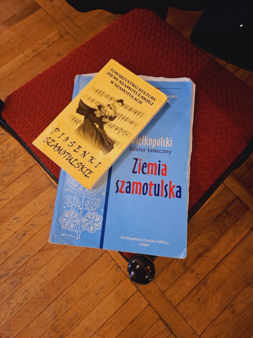 książki o regionie wielkopolskim: "Ziemia szamotulska" oraz "Piosenki szamotulskie"