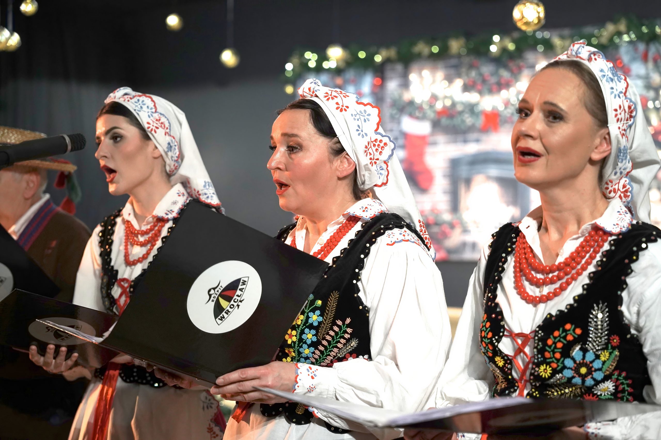 grupa wokalna śpiewa kolędy w strojach rzeszowskich