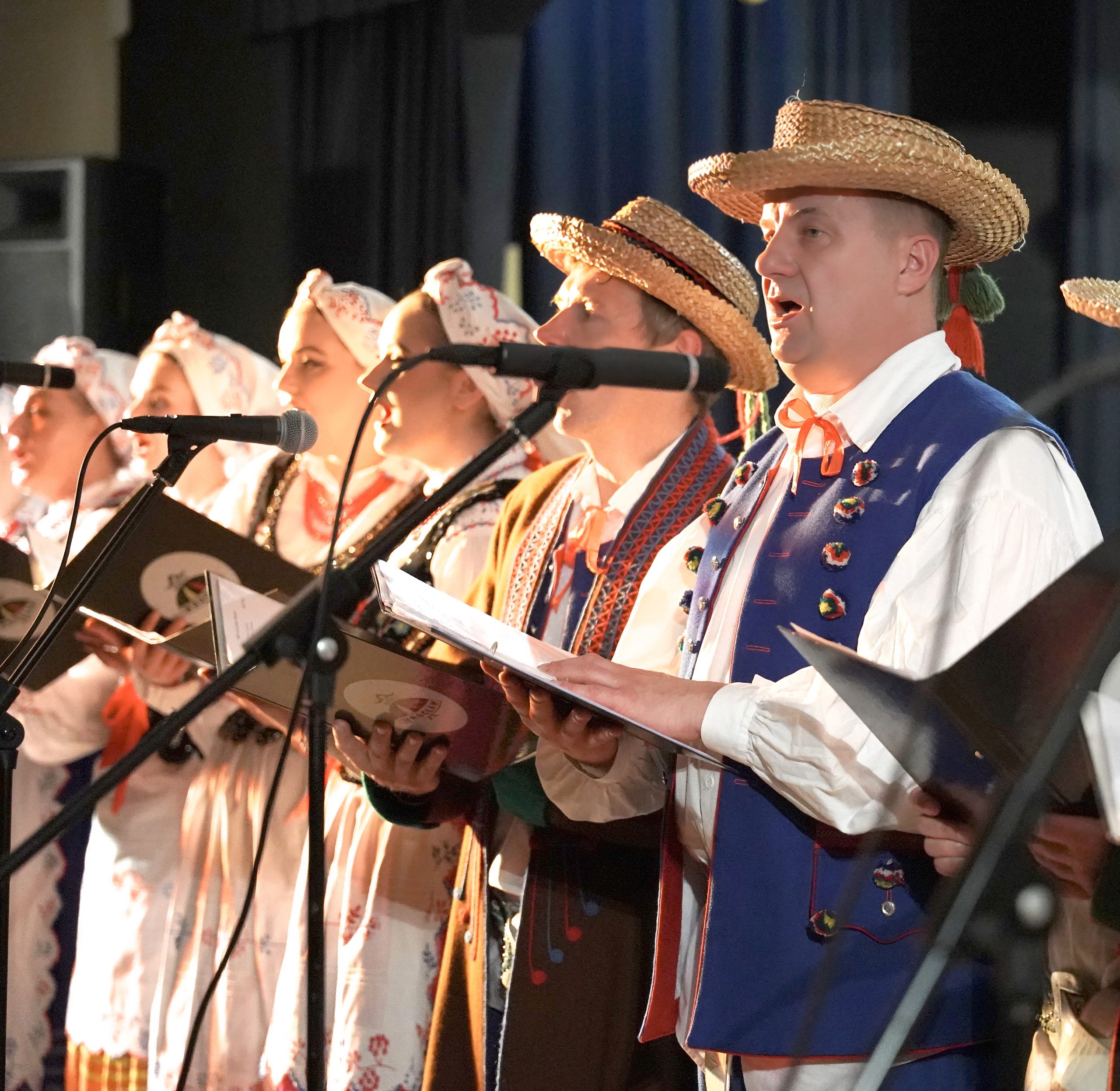 grupa wokalna śpiewa kolędy w strojach rzeszowskich