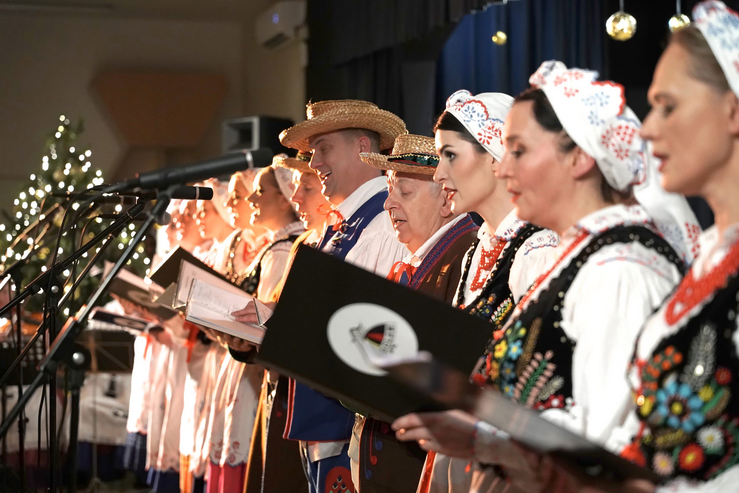 grupa wokalna śpiewa kolędy w strojach rzeszowskich