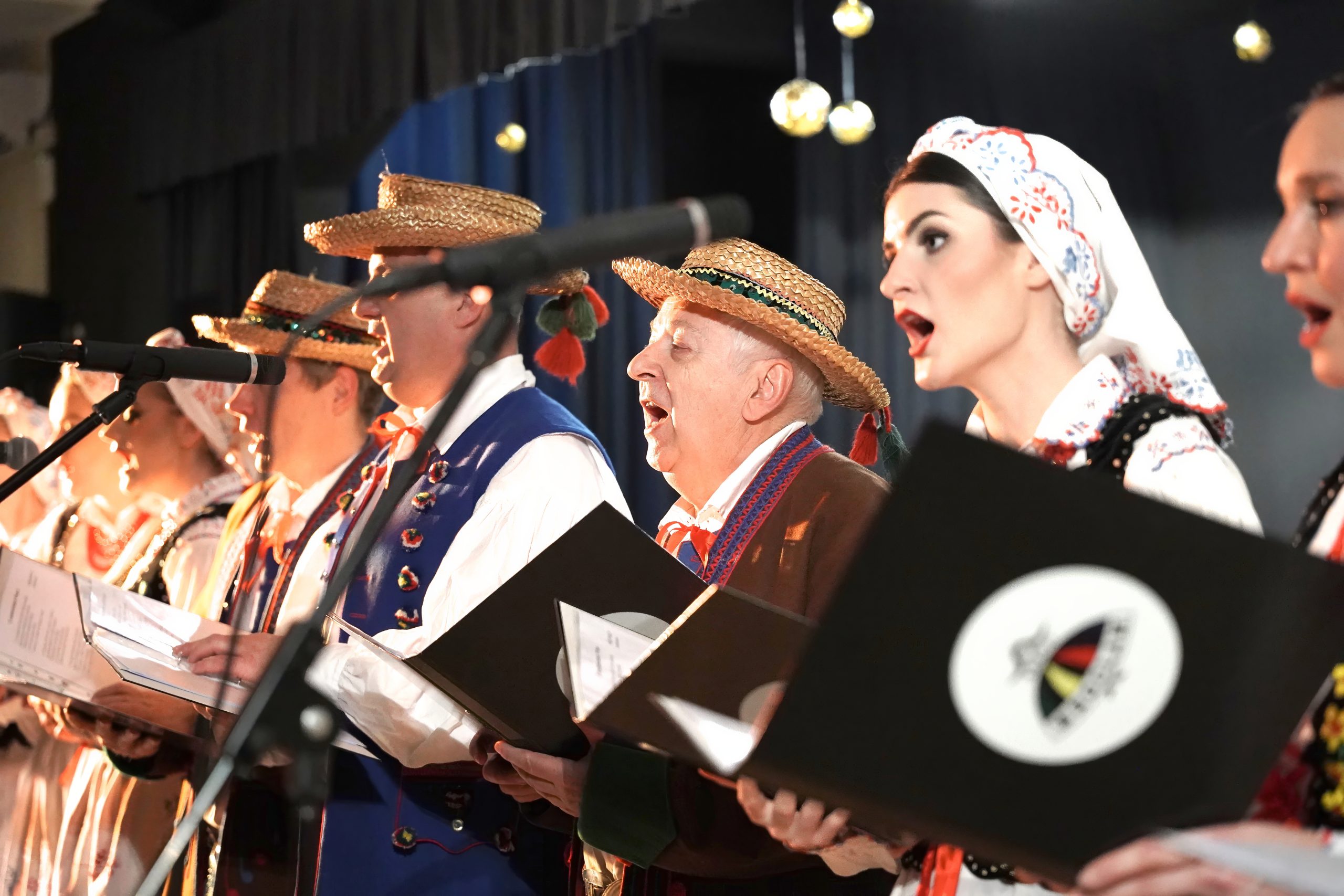 grupa wokalna śpiewa kolędy w strojach rzeszowskich