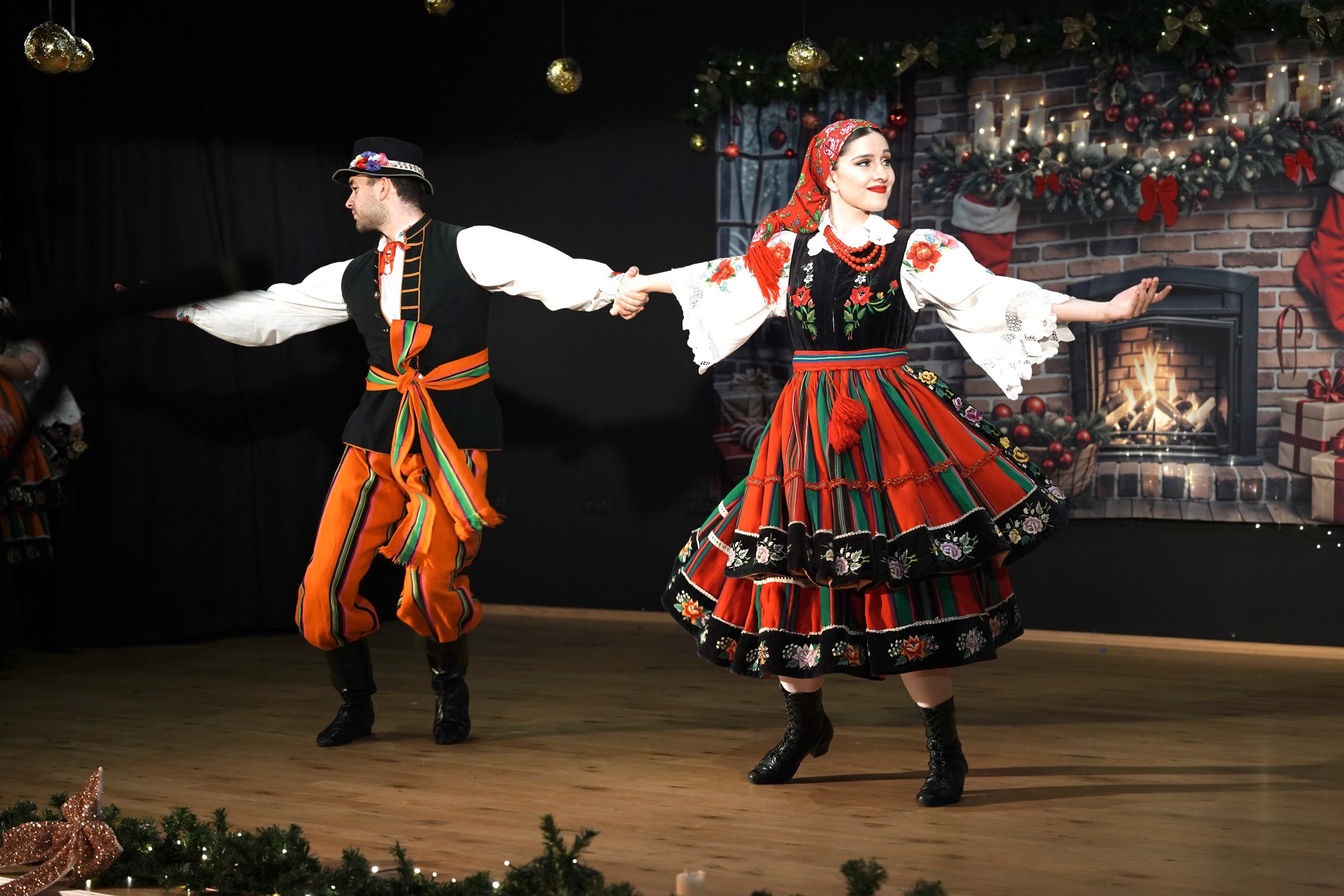 tancerze na scenie w oprawie świątecznej tańczą Oberka