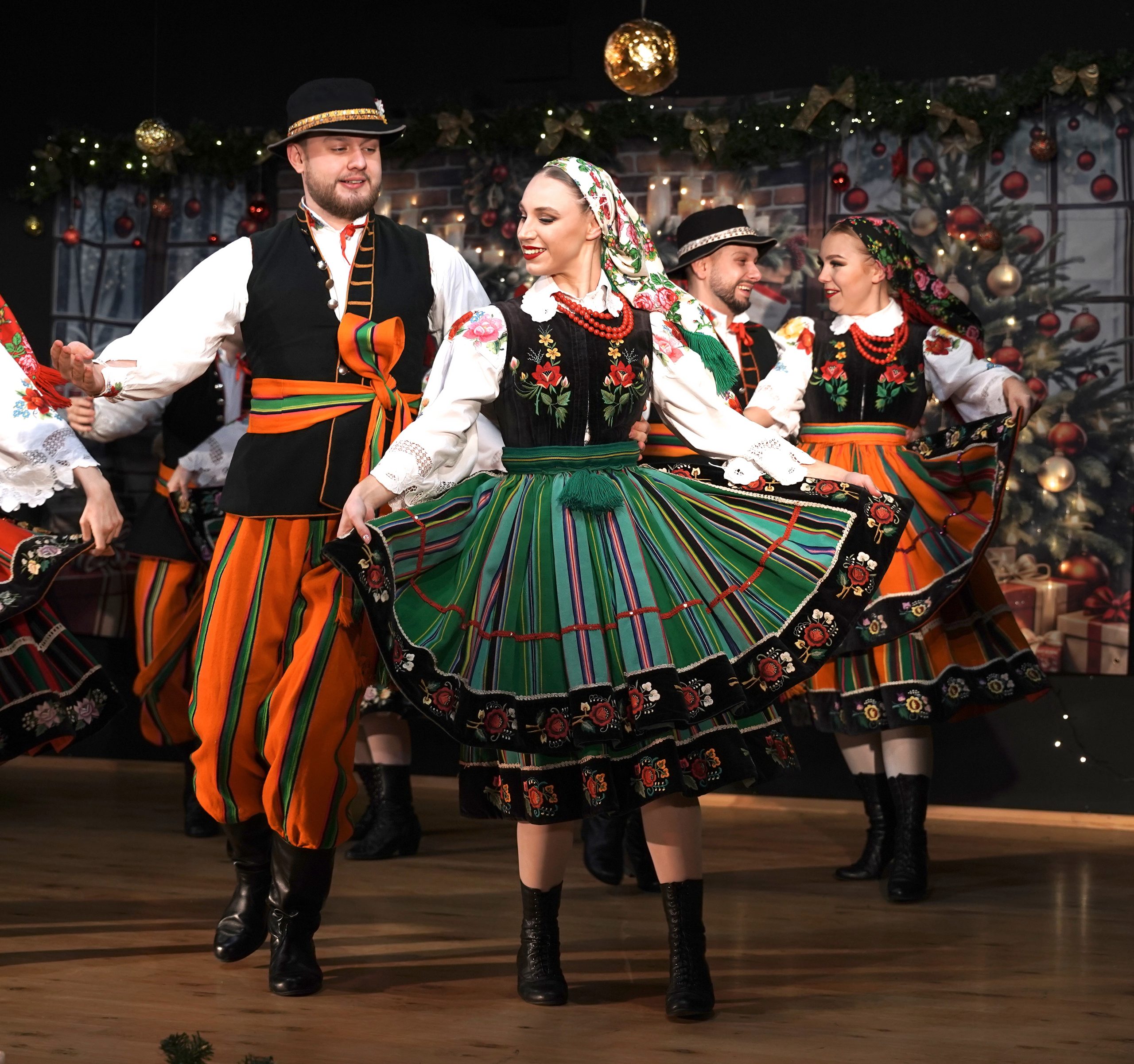 tancerze na scenie w oprawie świątecznej tańczą Oberka