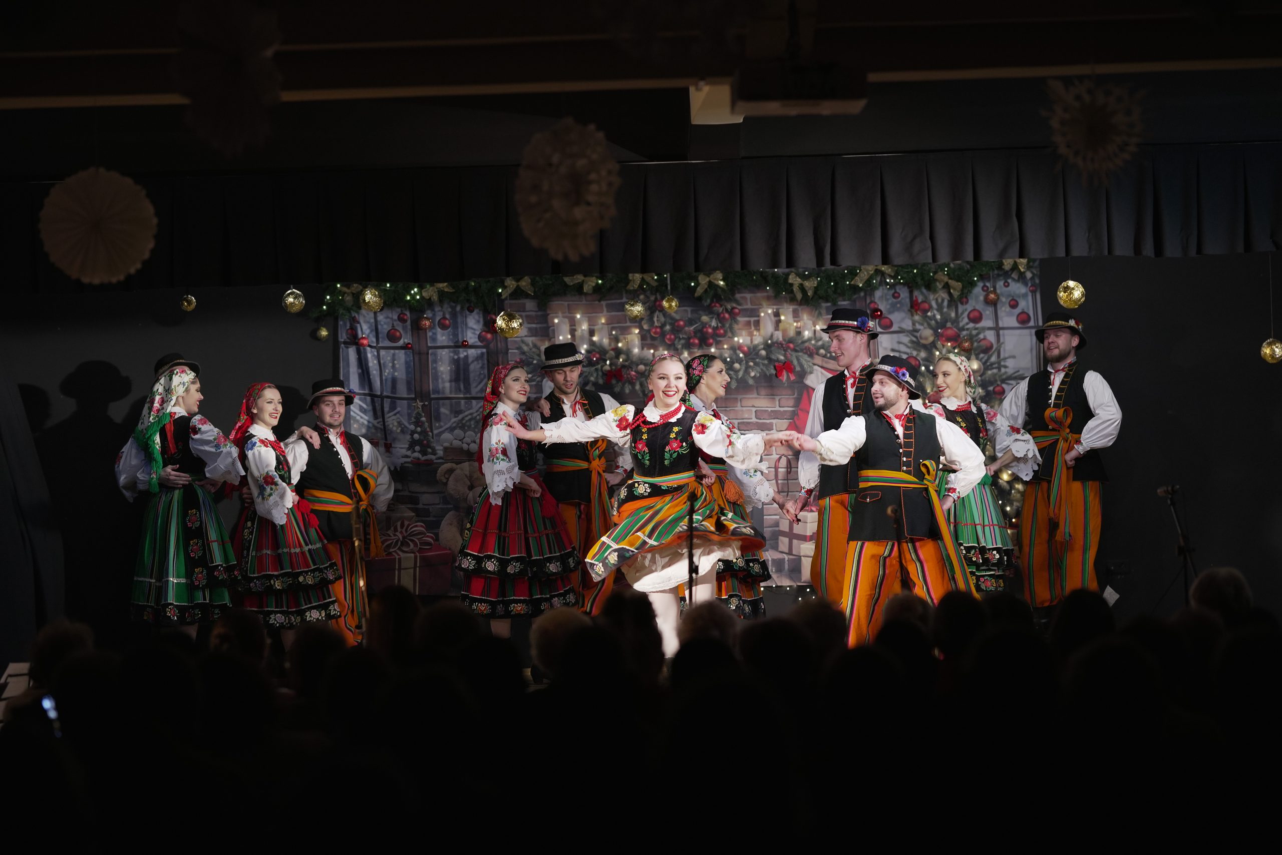 tancerze na scenie w oprawie świątecznej tańczą Oberka