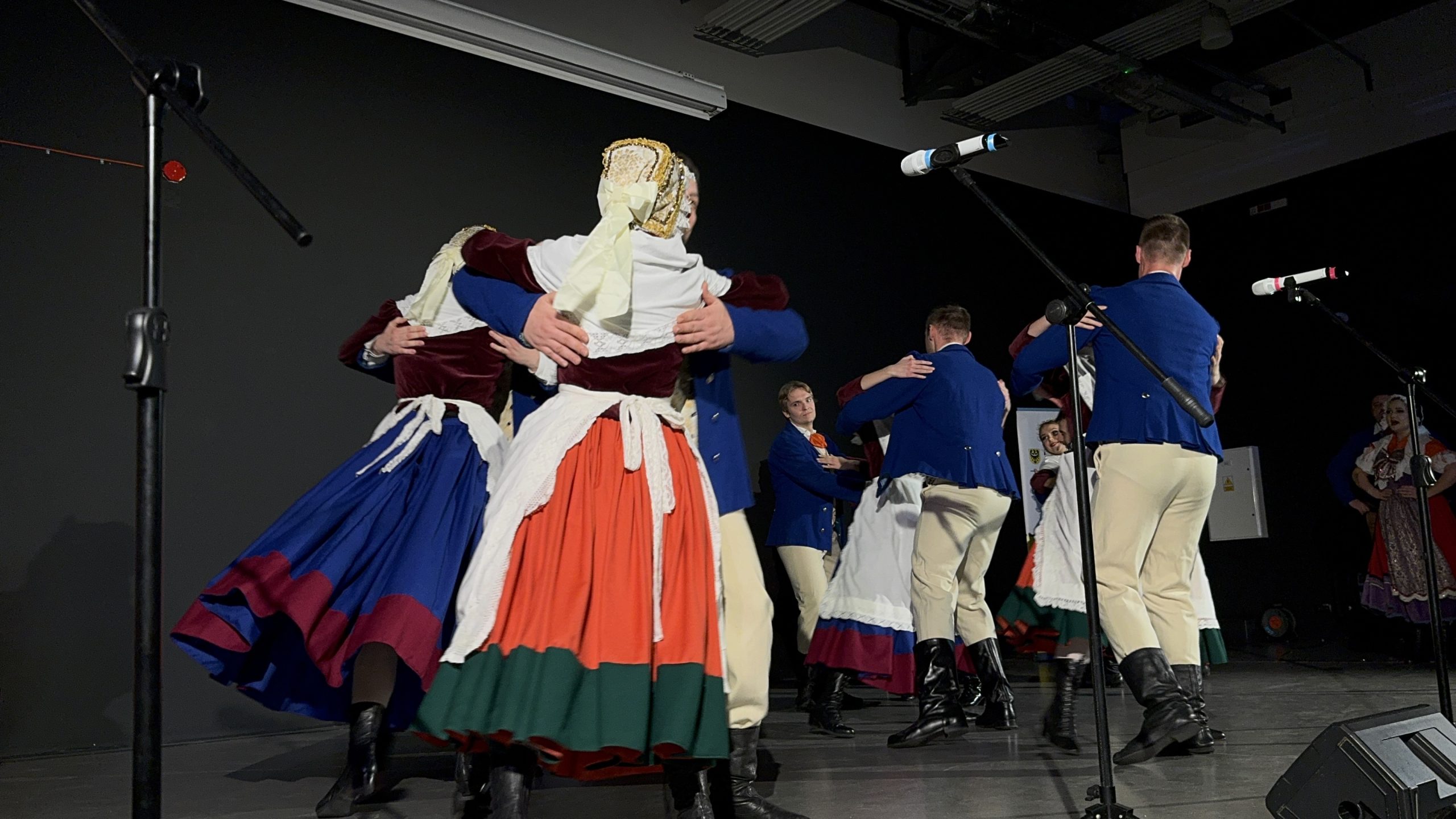 grupa taneczna w strojach dolnośląskich w wersji niemieckich nianiek w trakcie koncertu