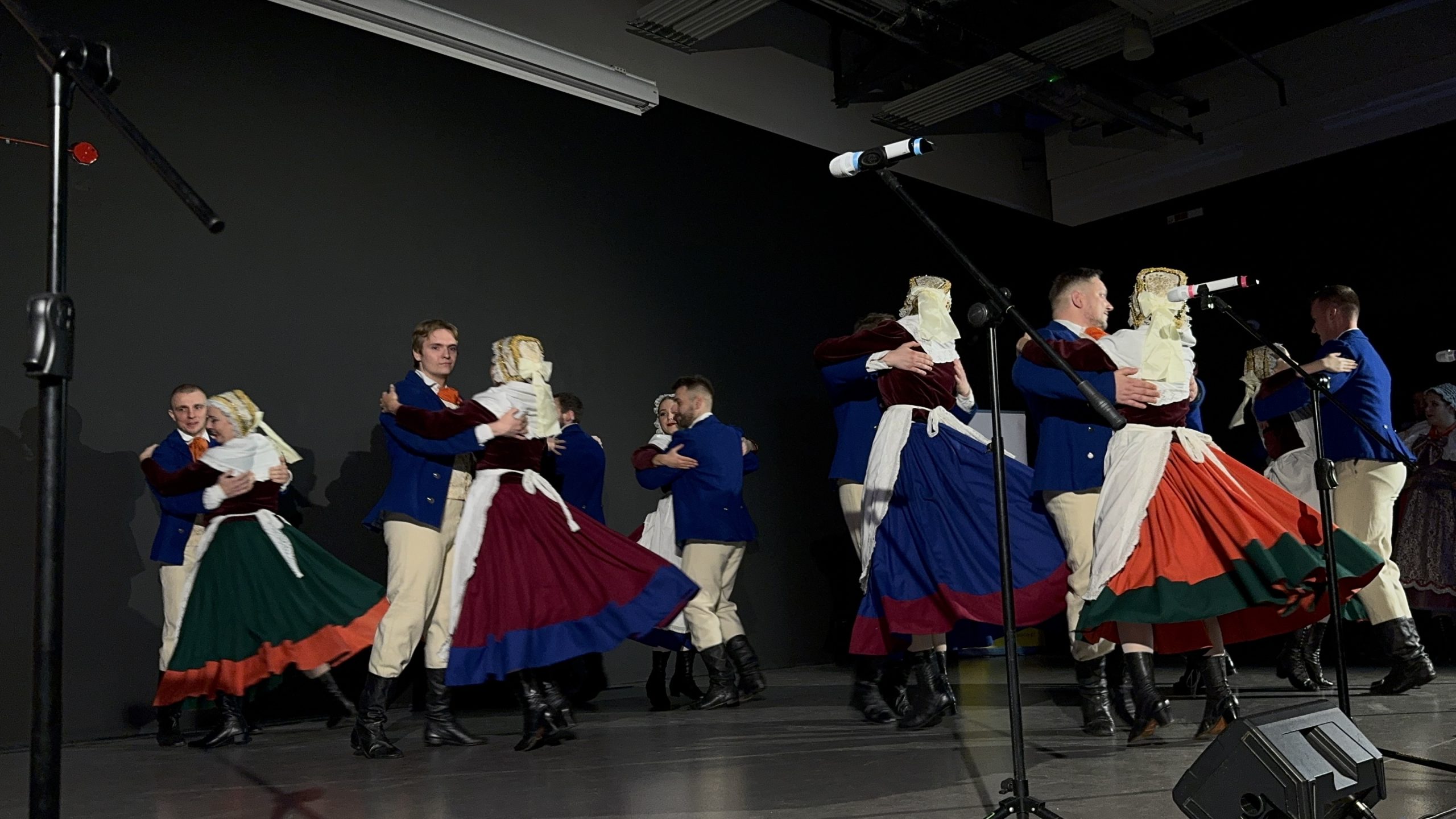 grupa taneczna w strojach dolnośląskich w wersji niemieckich nianiek w trakcie koncertu