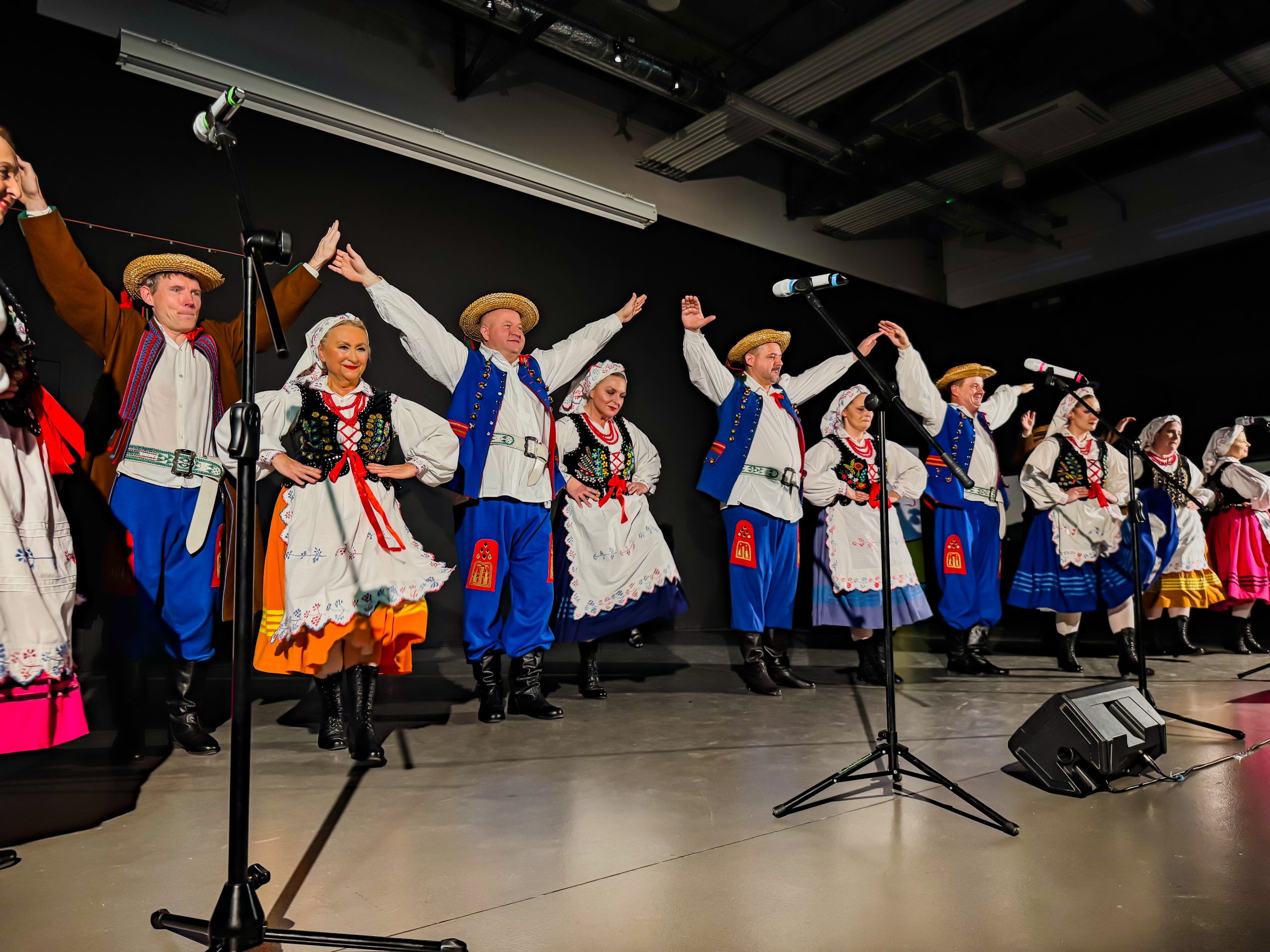 grupa kobiet i mężczyzn w strojach rzeszowskich w trakcie figury mijankowej