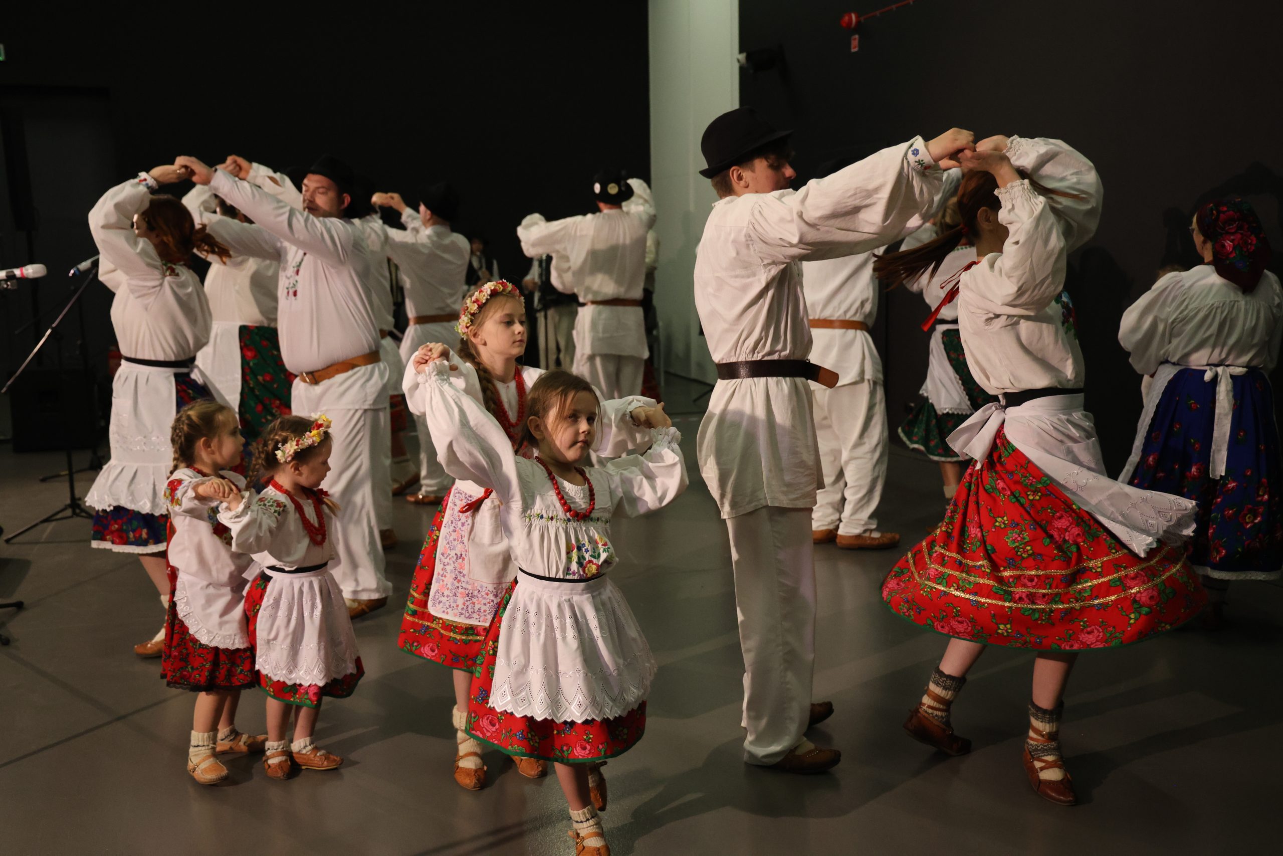 koncert - górale czadeccy w trakcie tańca - figura z obrotami w parach
