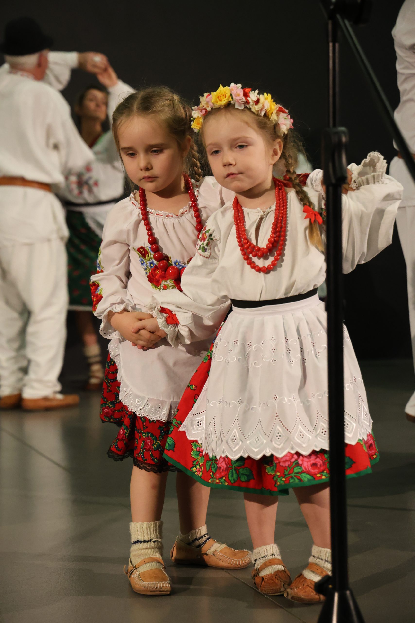 koncert - dziewczynki z górali czadeckich w trakcie tańca