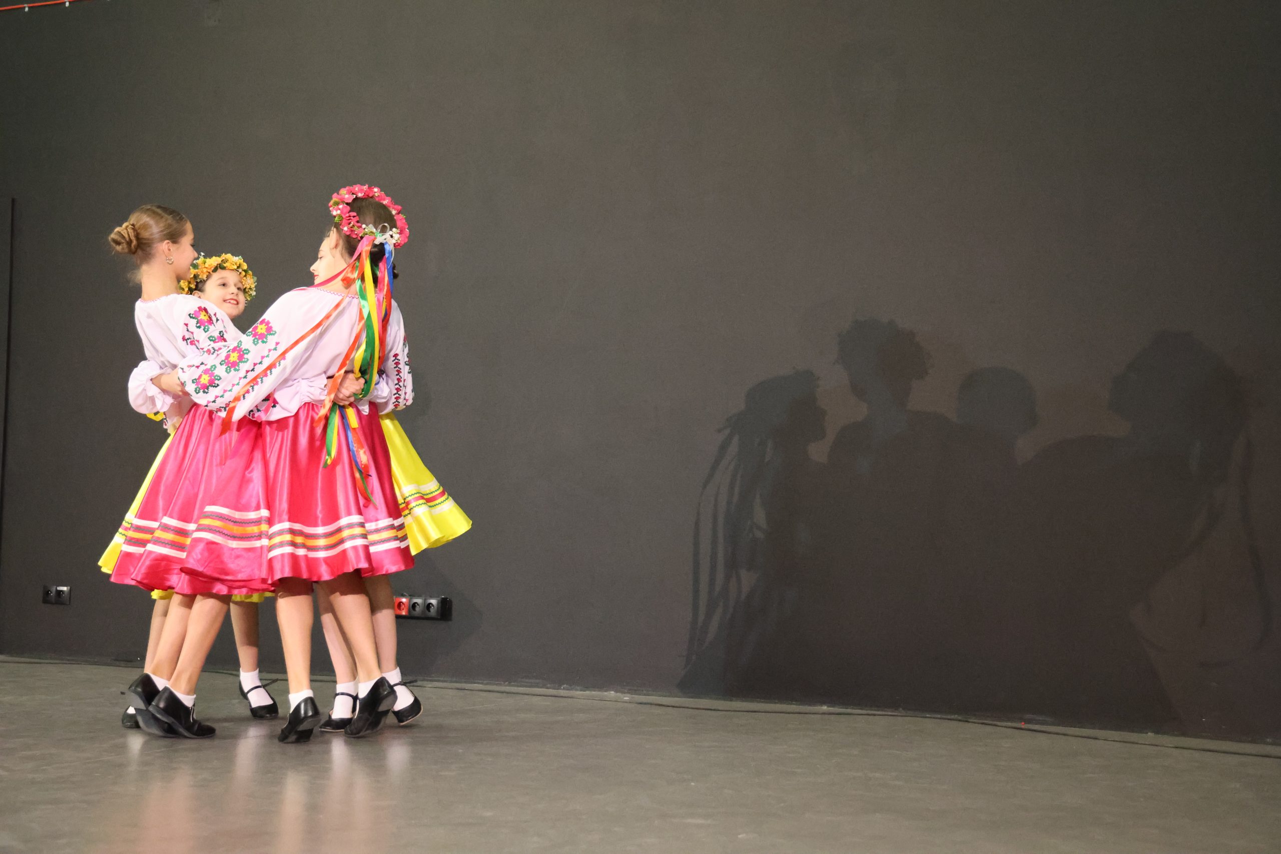 koncert - grupa dziewczynek w różowych strojach ukraińskich - figura koszyczek