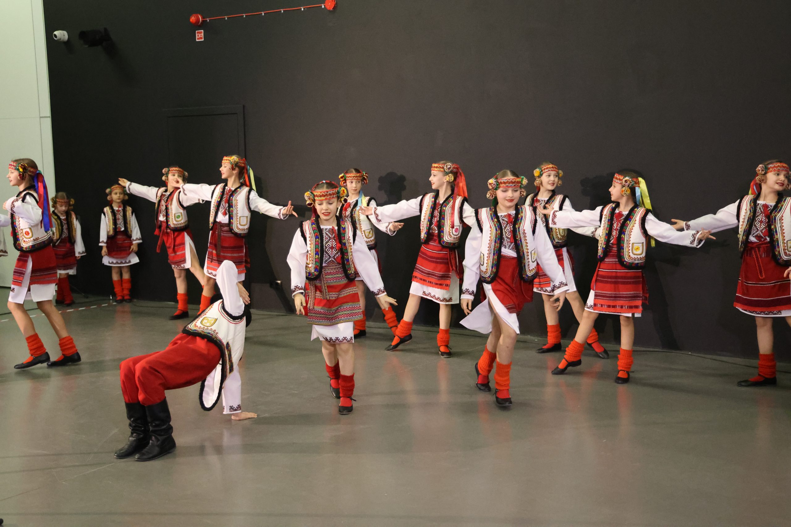 koncert - grupa dzieci w strojach ukraińskich w trakcie chłopięcych popisów