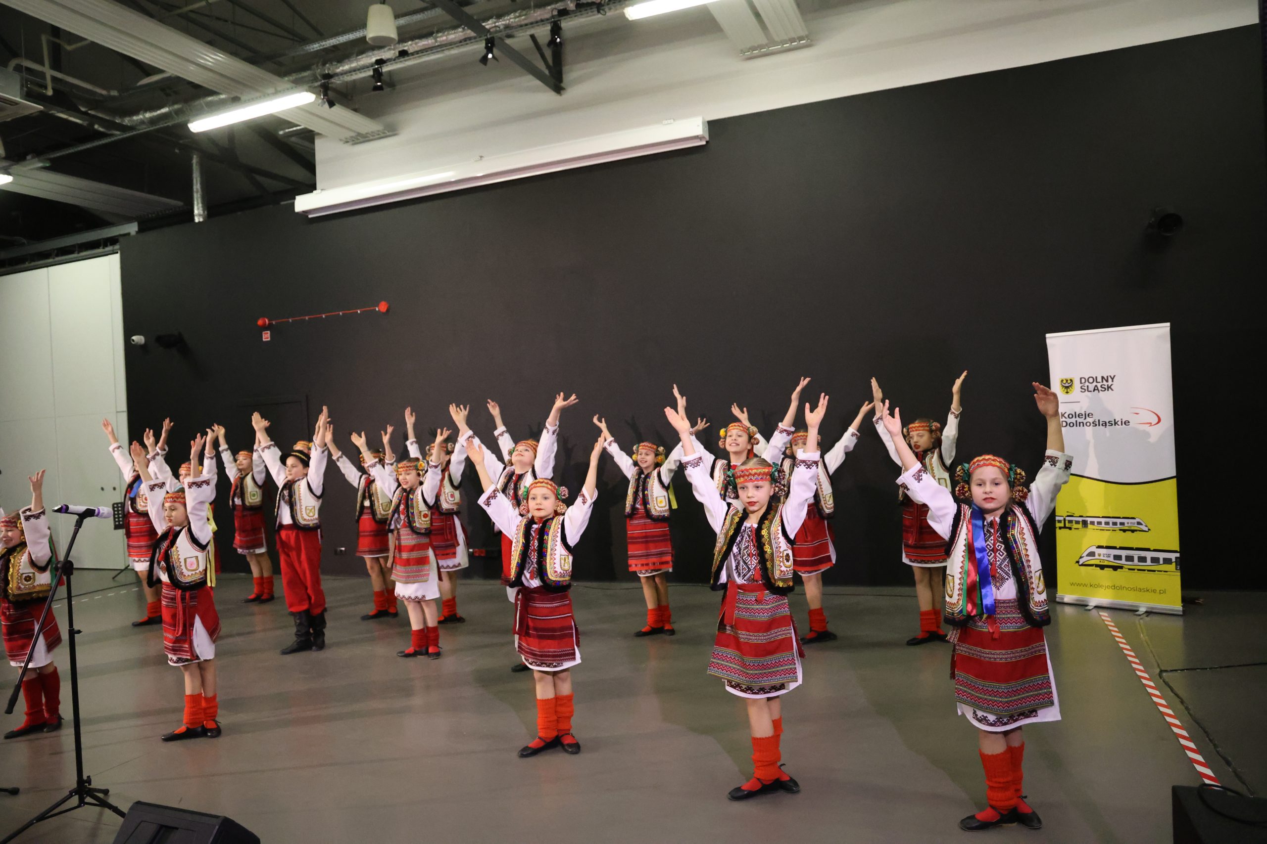 dzieci w strojach ukrainskich w trakcie koncertu - finał