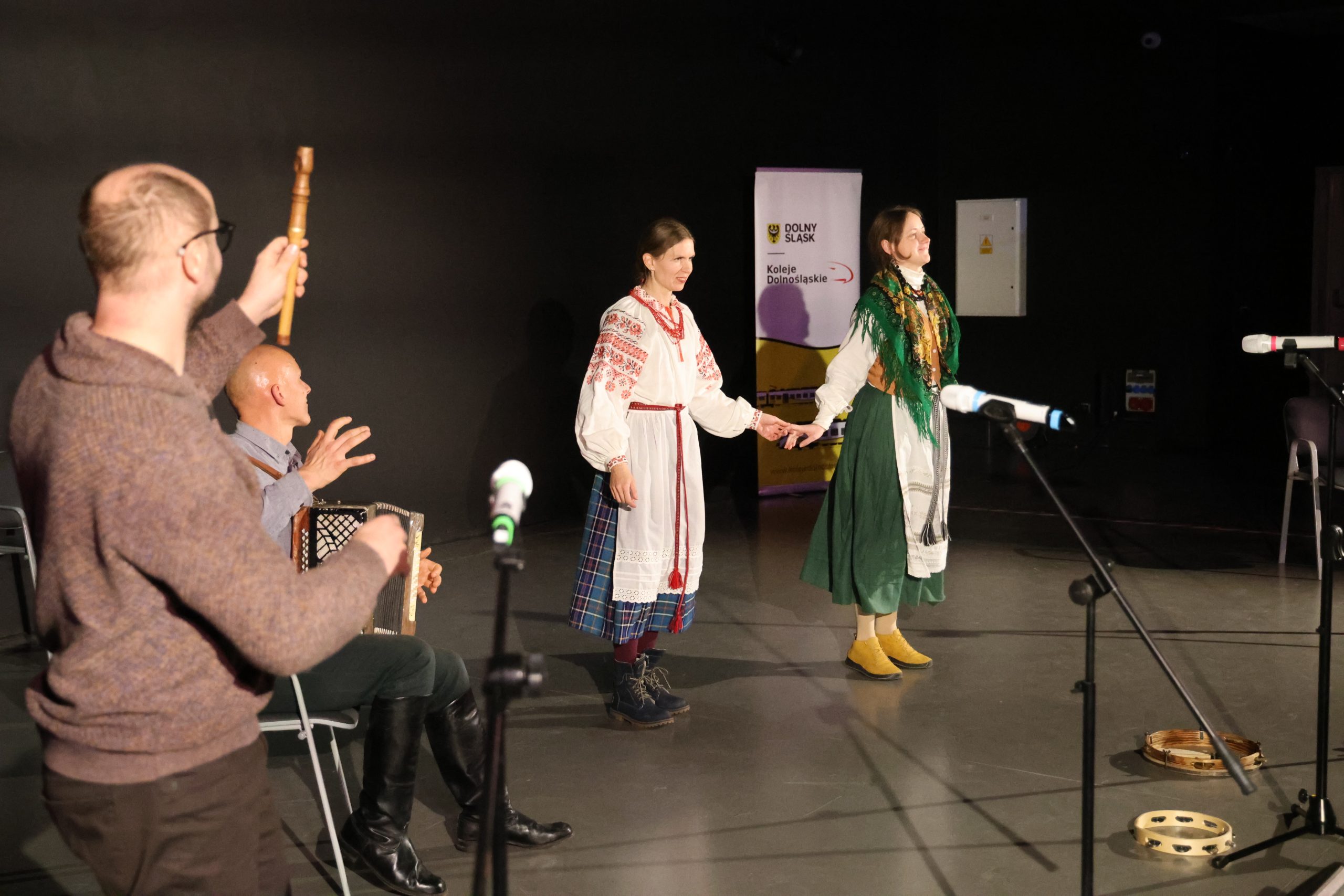grupa muzyczna w trakcie wystąpienia