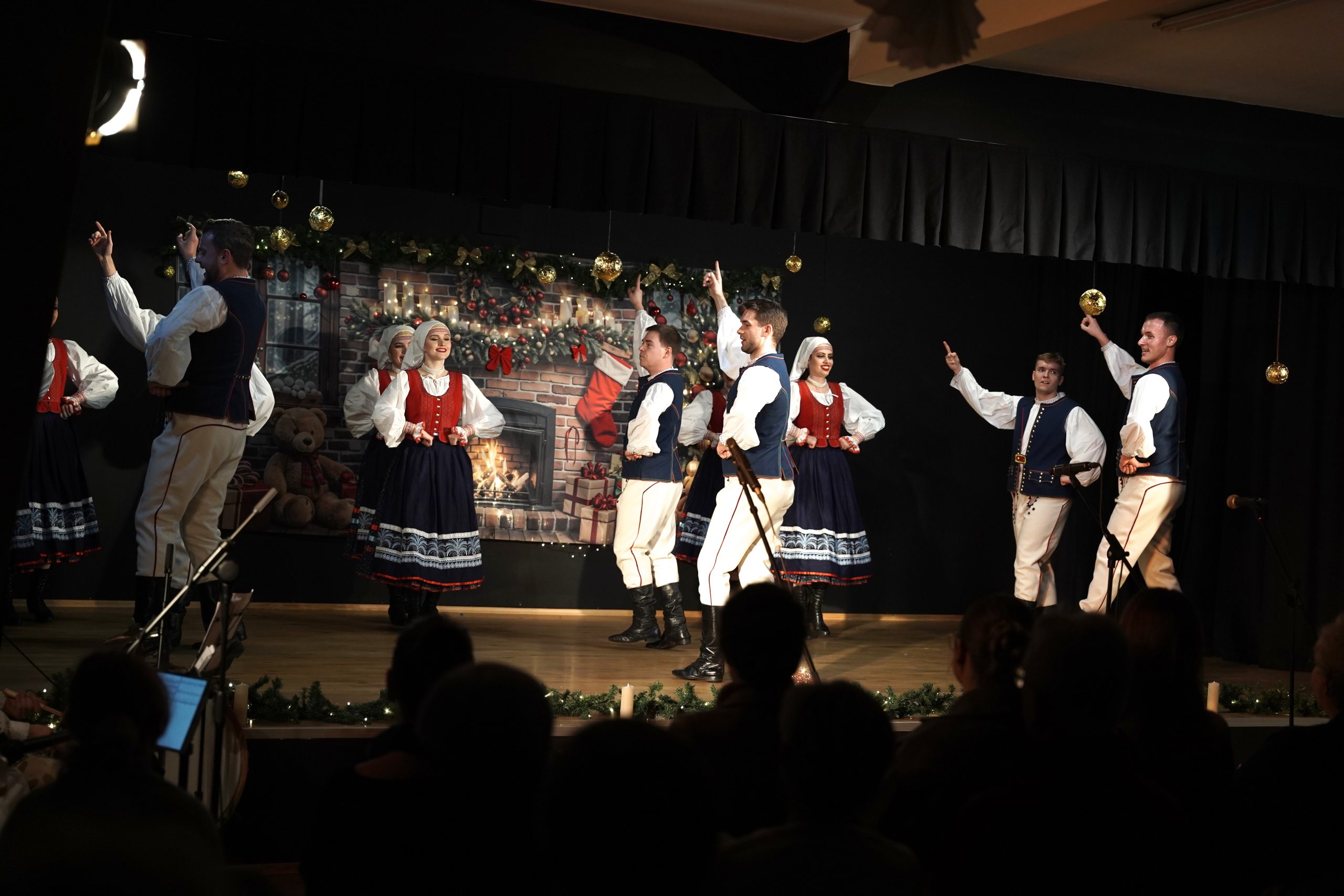 tancerze na scenie w oprawie świątecznej w strojach łemkowskich