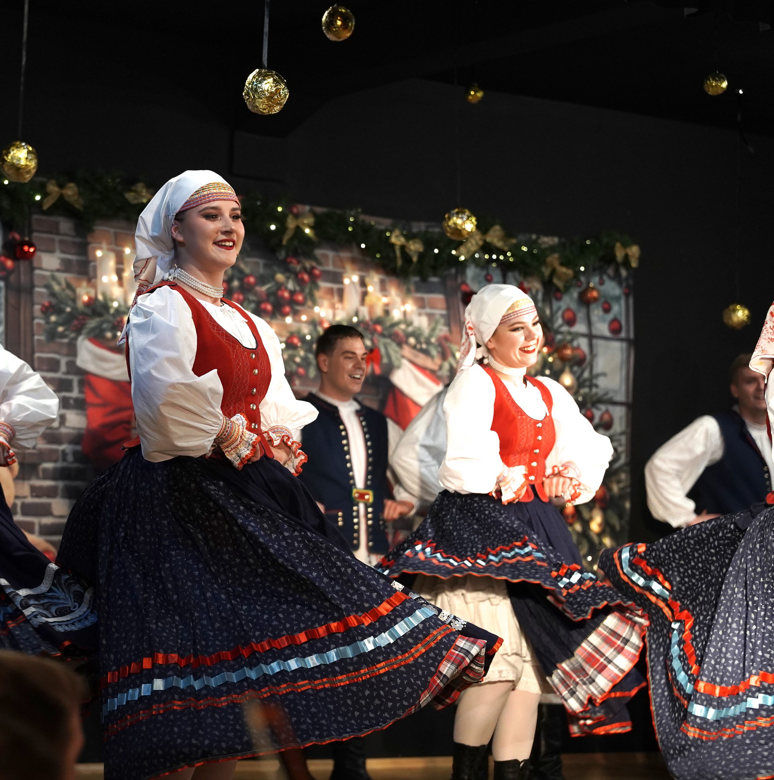 tancerze na scenie w oprawie świątecznej w strojach łemkowskich