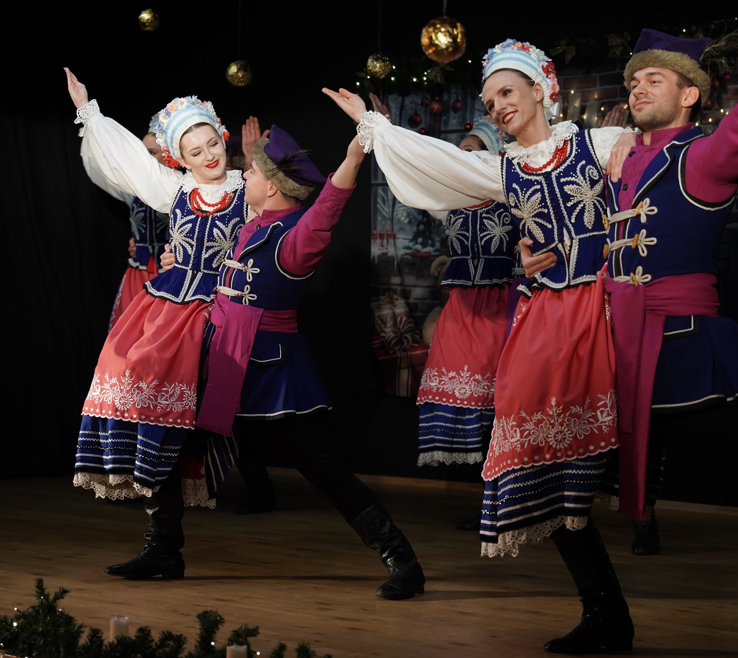 tancerze na scenie w oprawie świątecznej w strojach kujawskich