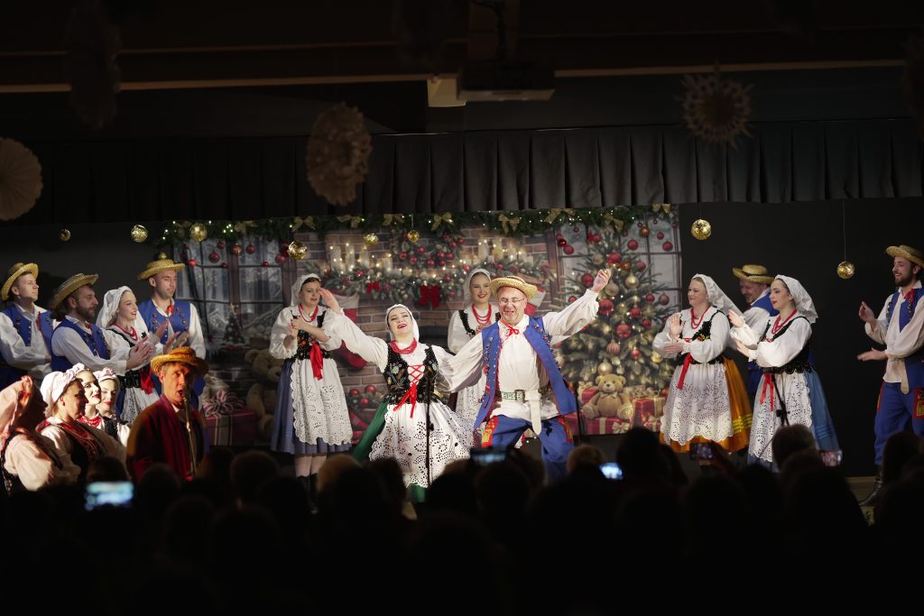 tancerze na scenie w oprawie świątecznej w strojach rzeszowskich