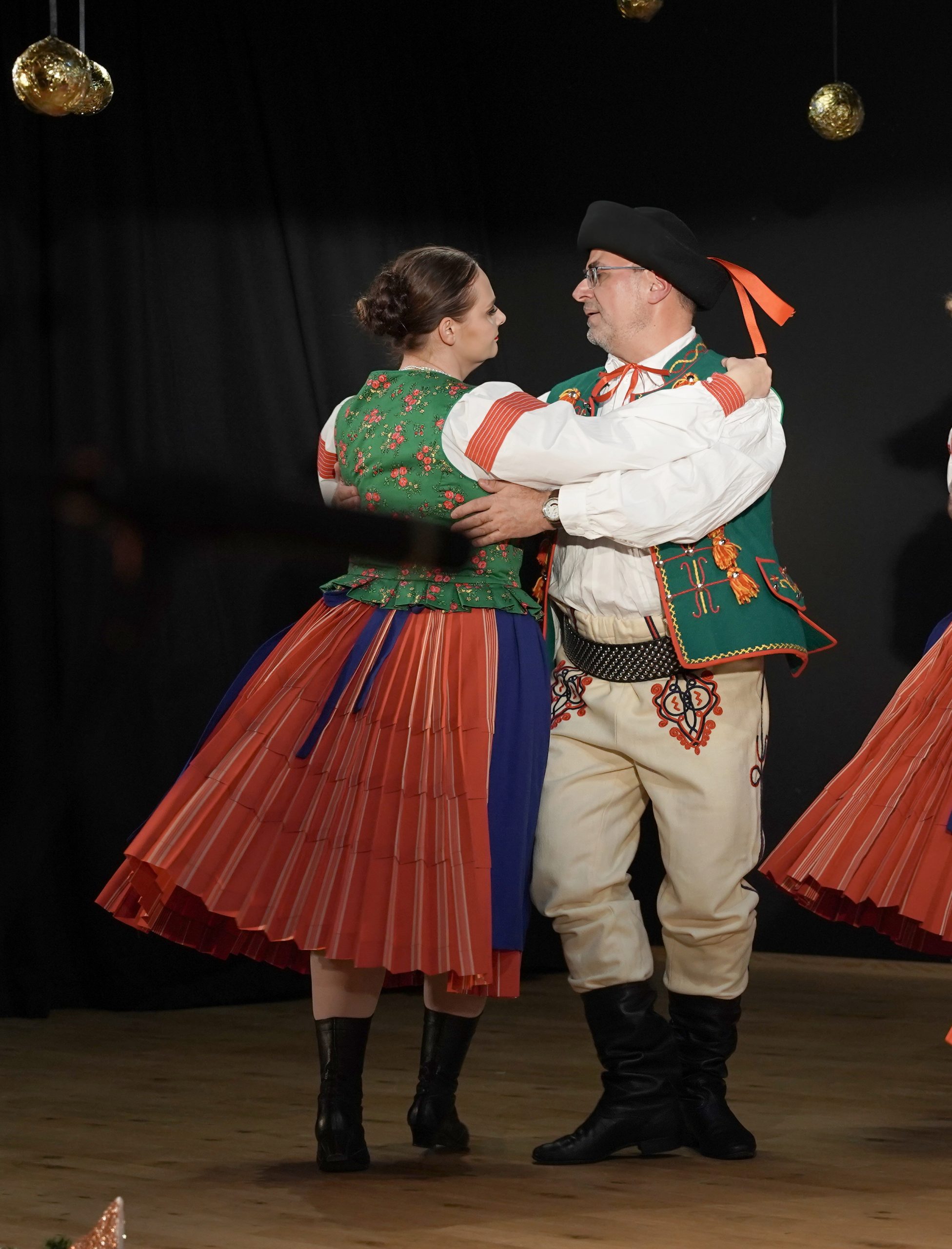 tancerze na scenie w oprawie świątecznej w strojach spiskich