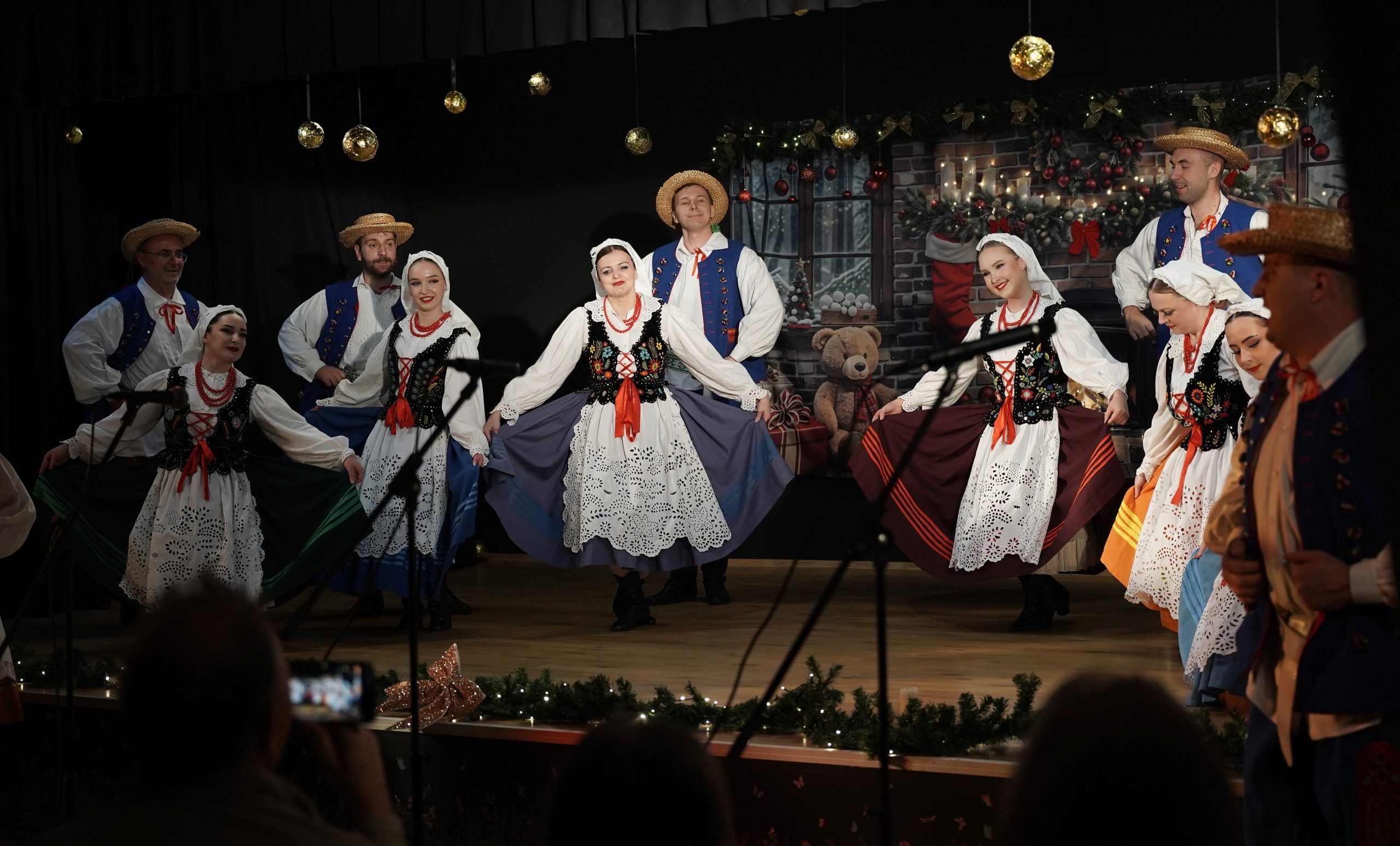 tancerze na scenie w oprawie świątecznej w strojach rzeszowskich
