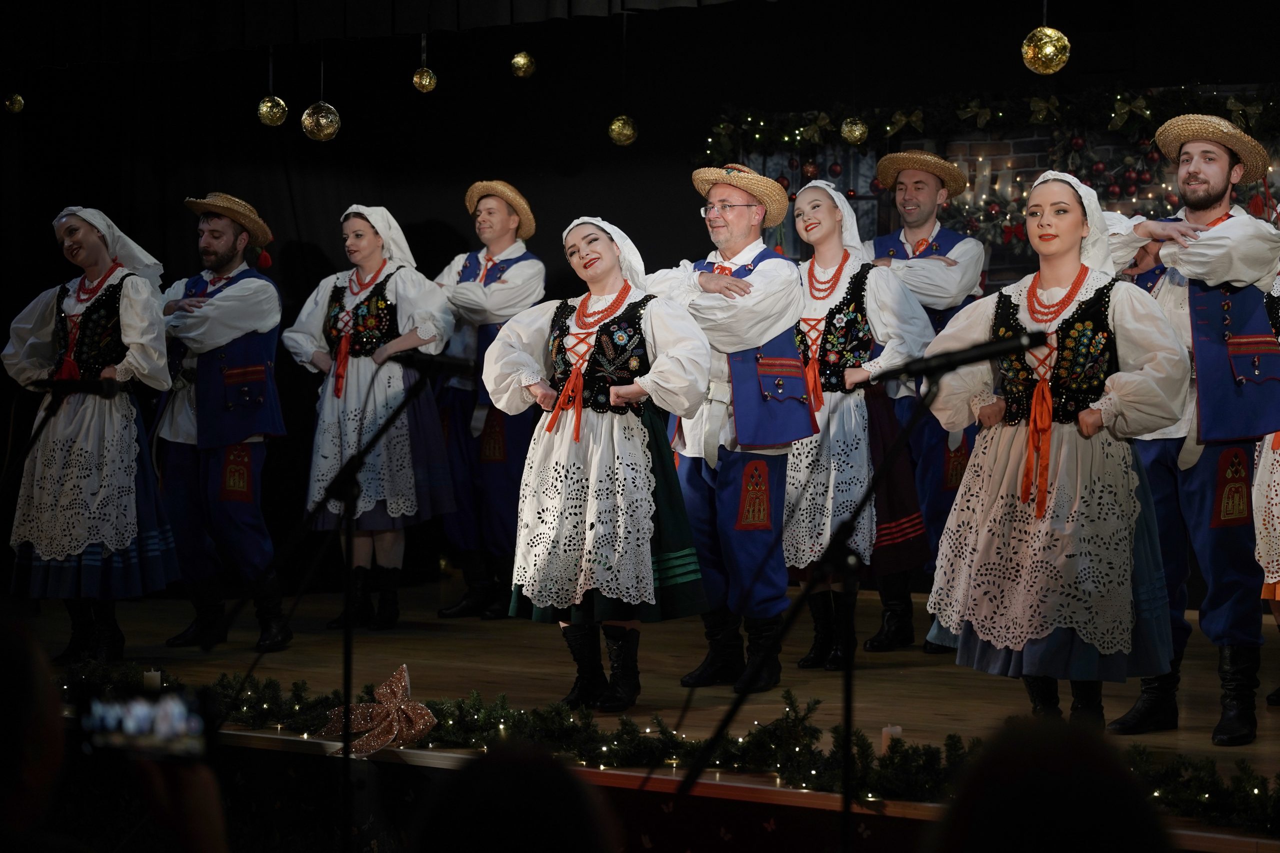 tancerze na scenie w oprawie świątecznej w strojach rzeszowskich