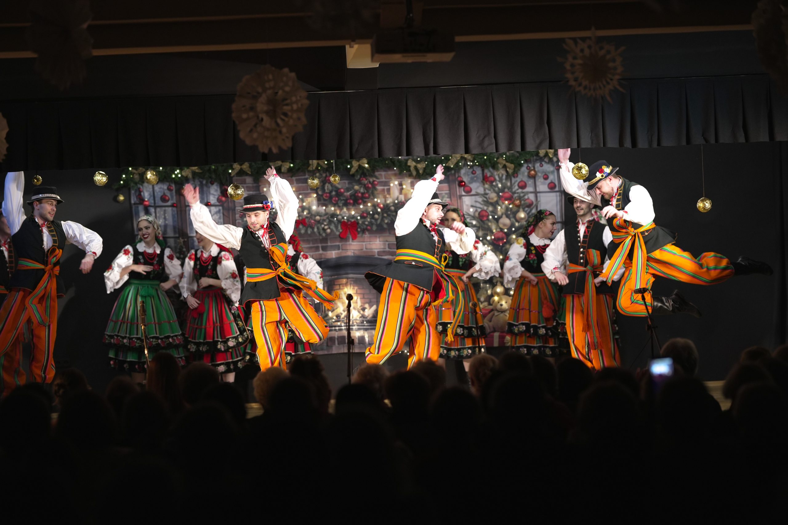 tancerze na scenie w oprawie świątecznej tańczą Oberka