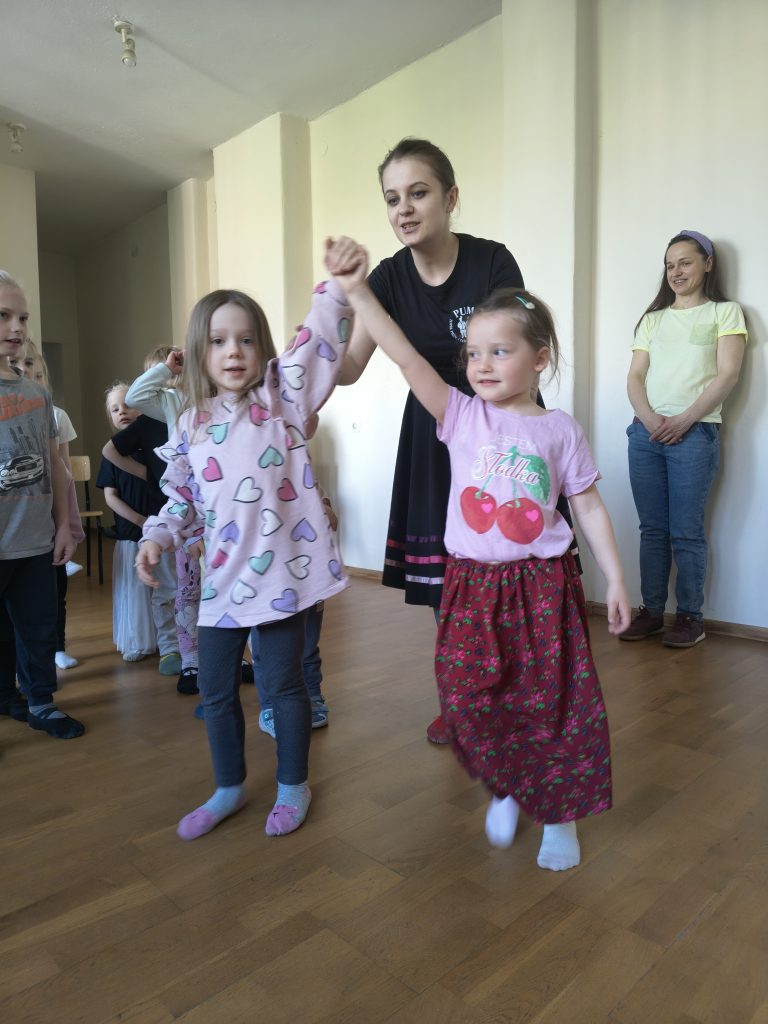 Zabawy ludowe. Zdjęcie z zajęć. Prowadzi Karolina Jasielska