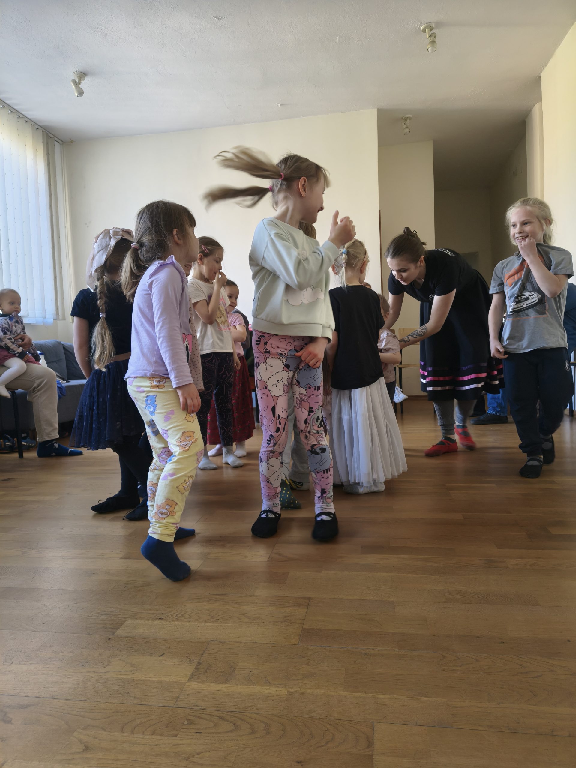 Zabawy ludowe. Zdjęcie z zajęć. Prowadzi Karolina Jasielska