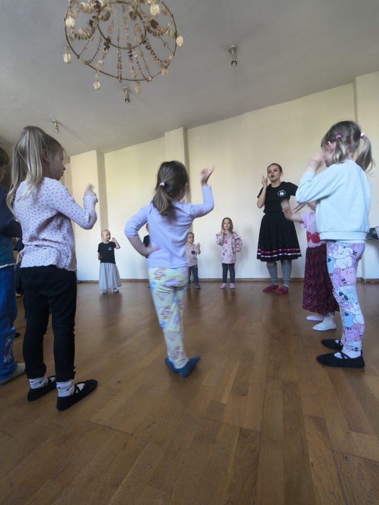 Zabawy ludowe. Zdjęcie z zajęć. Prowadzi Karolina Jasielska