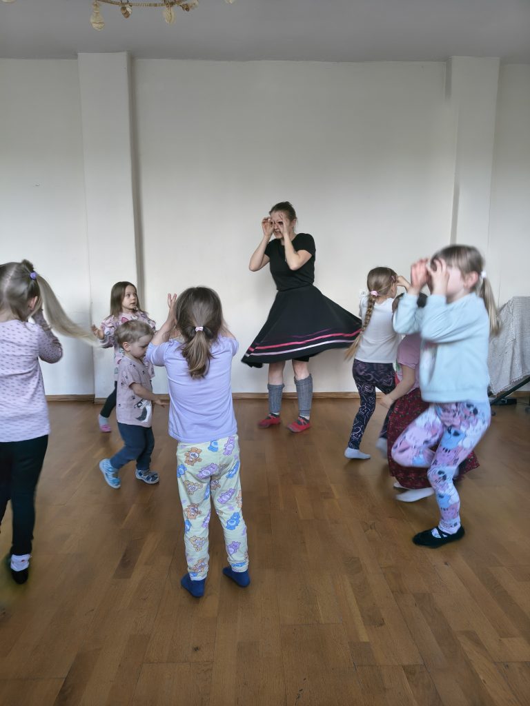 Zabawy ludowe. Zdjęcie z zajęć. Prowadzi Karolina Jasielska