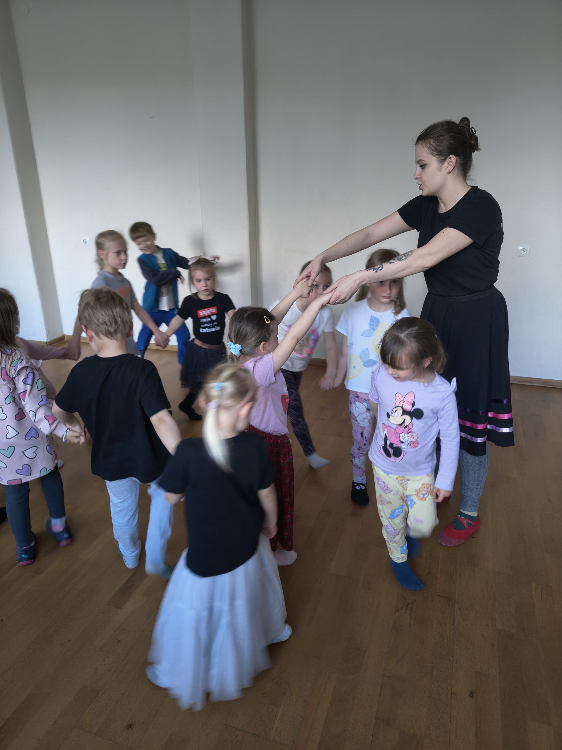 Zabawy ludowe. Zdjęcie z zajęć. Prowadzi Karolina Jasielska