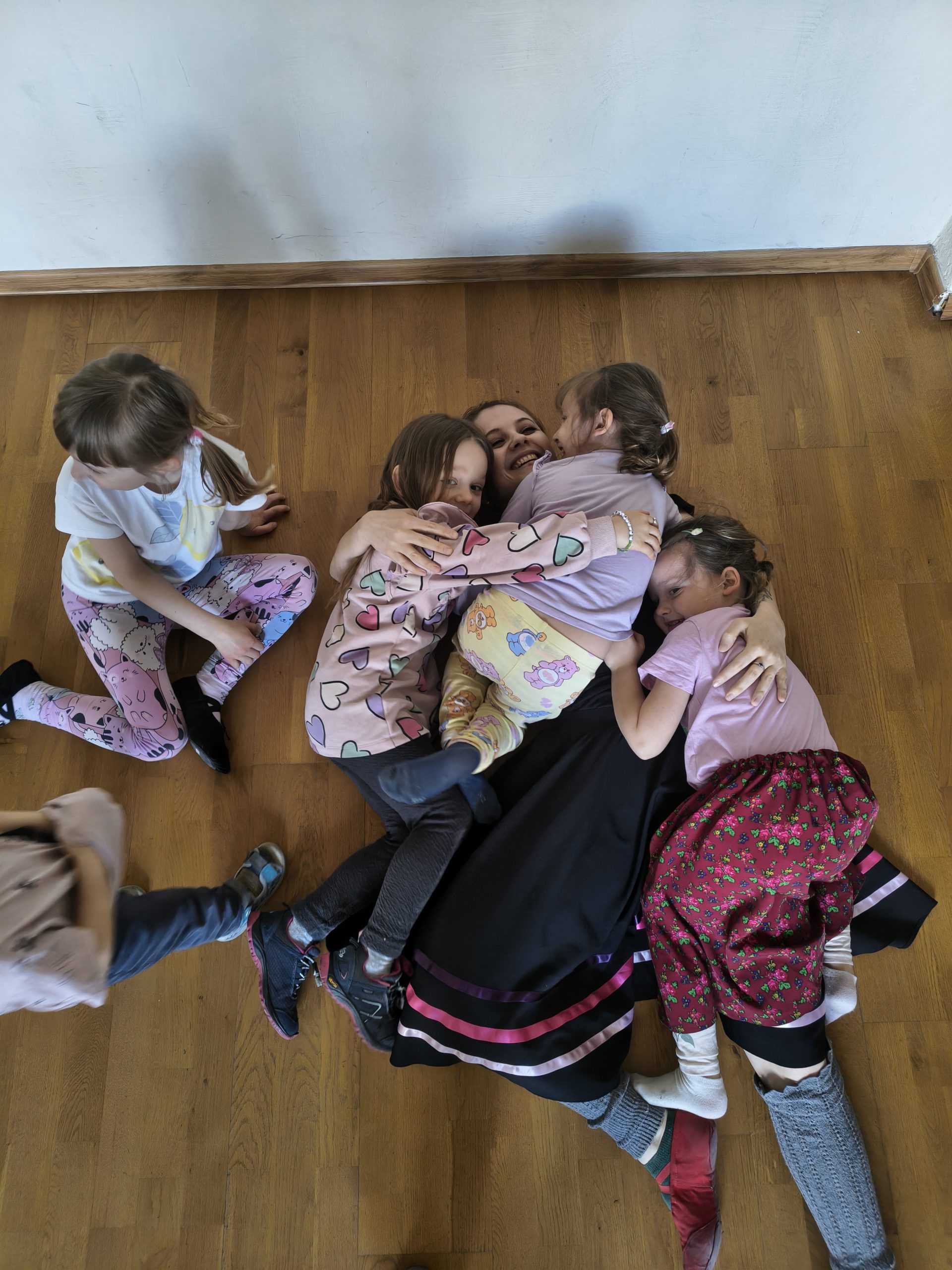 Zabawy ludowe. Zdjęcie z zajęć. Prowadzi Karolina Jasielska