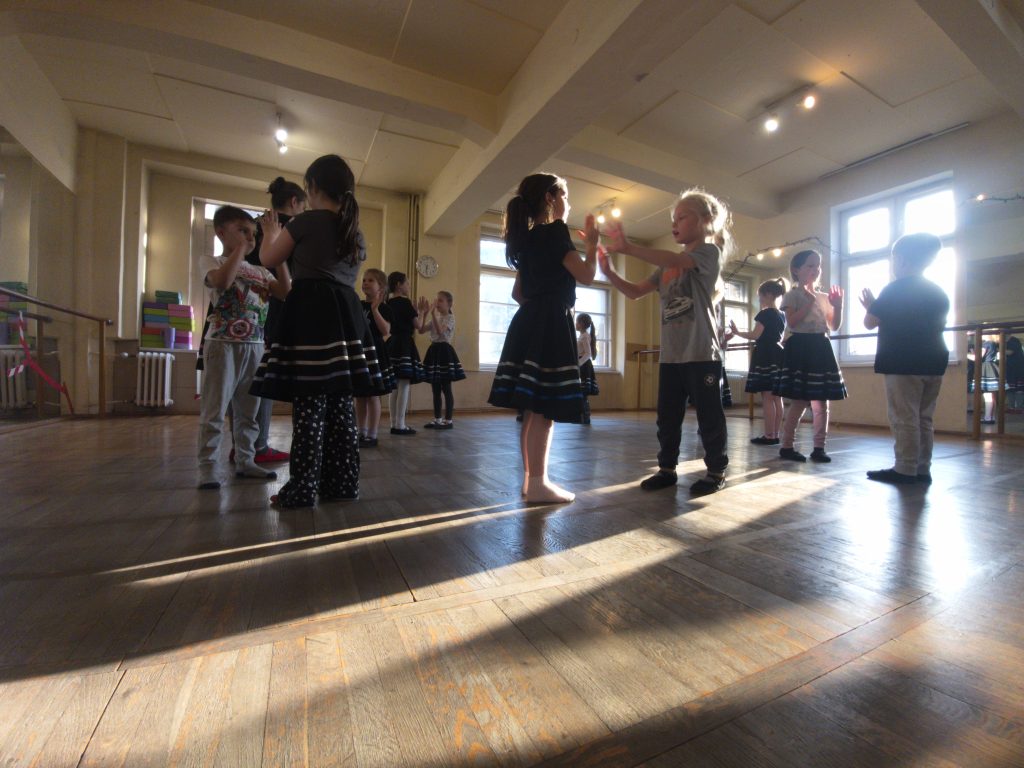 Zajęcia taneczne dzieci (7-11 lat) na sali z lustrami