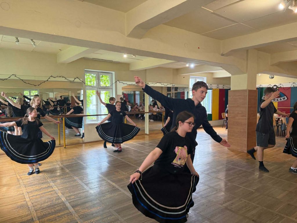 Zajęcia taneczne młodzieży na sali z lustrami