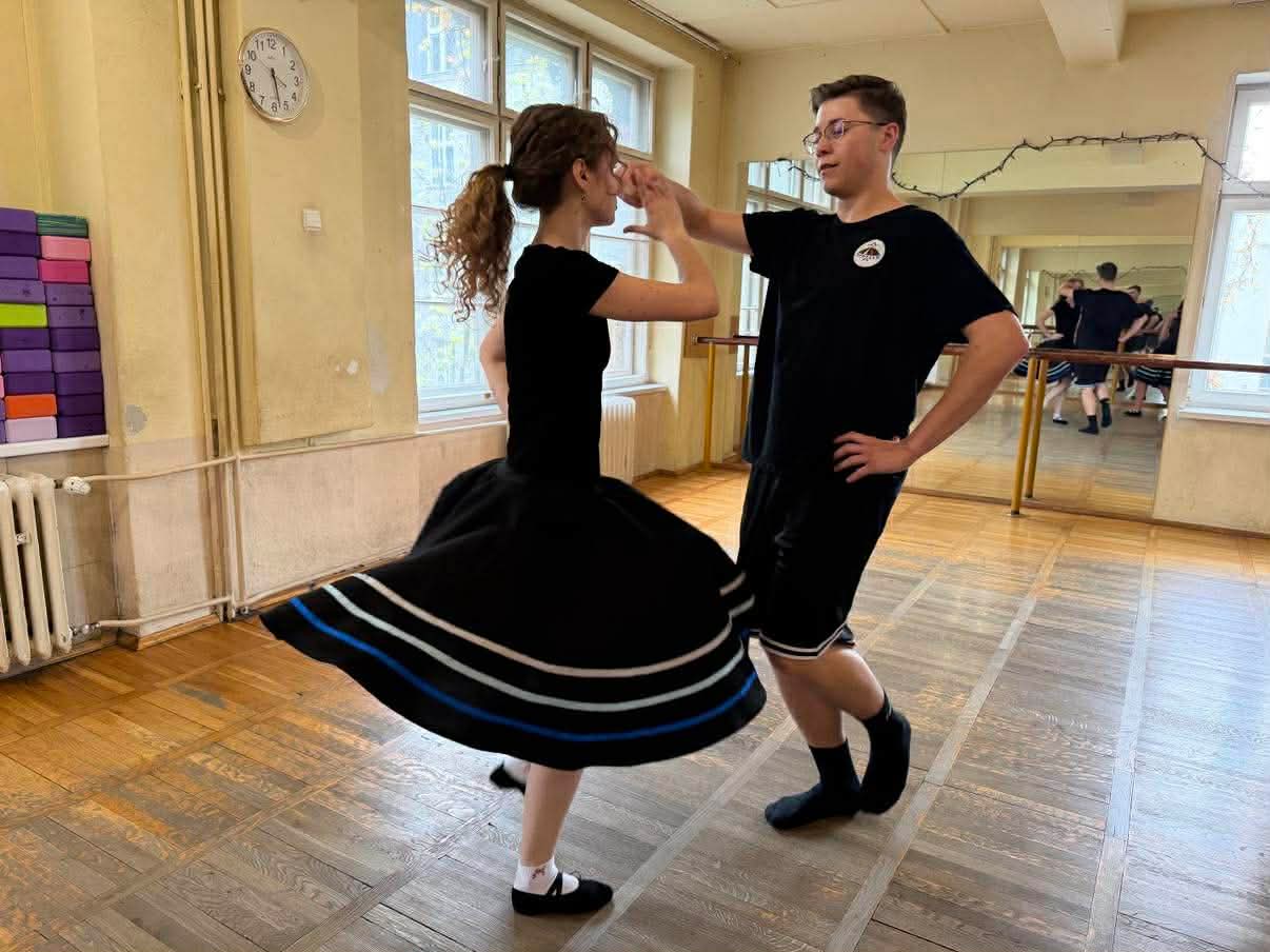 Zajęcia taneczne młodzieży na sali z lustrami