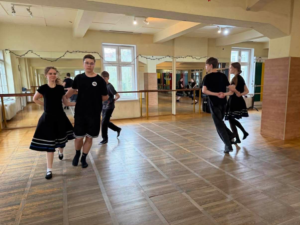 Zajęcia taneczne młodzieży na sali z lustrami
